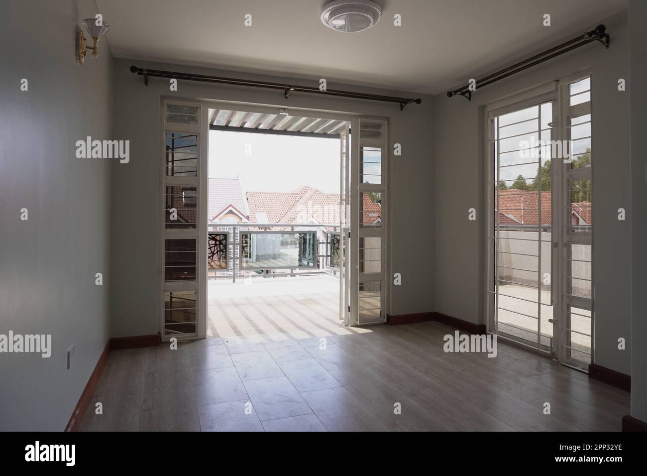 STADTHAUS MIT OFFENER KÜCHE UND SEHR SCHÖNEN TREPPEN, AUCH DIE KLEIDERSCHRÄNKE SIND NEU Stockfoto
