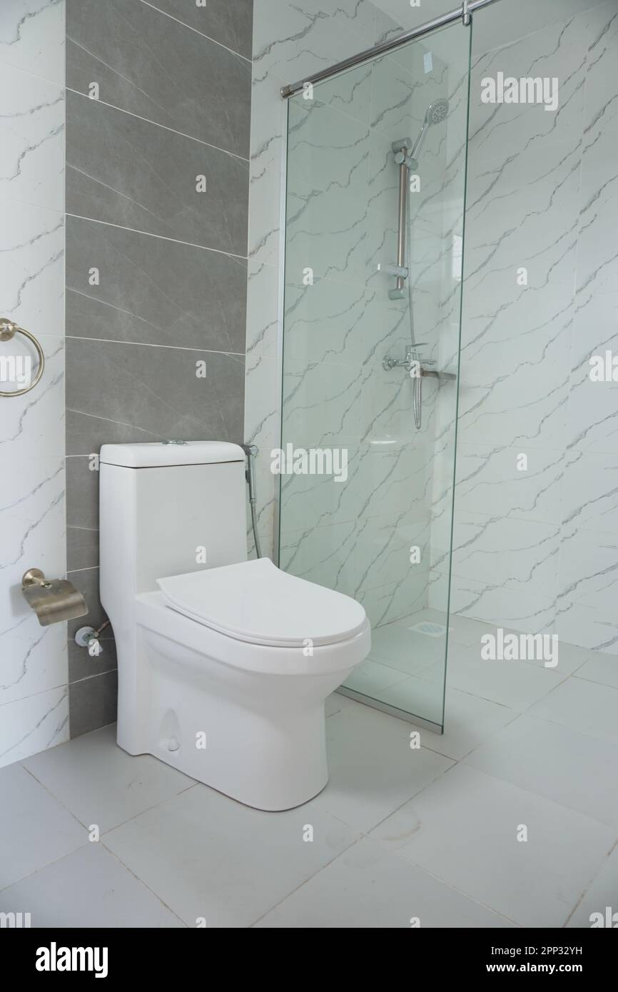 STADTHAUS MIT OFFENER KÜCHE UND SEHR SCHÖNEN TREPPEN, AUCH DIE KLEIDERSCHRÄNKE SIND NEU Stockfoto