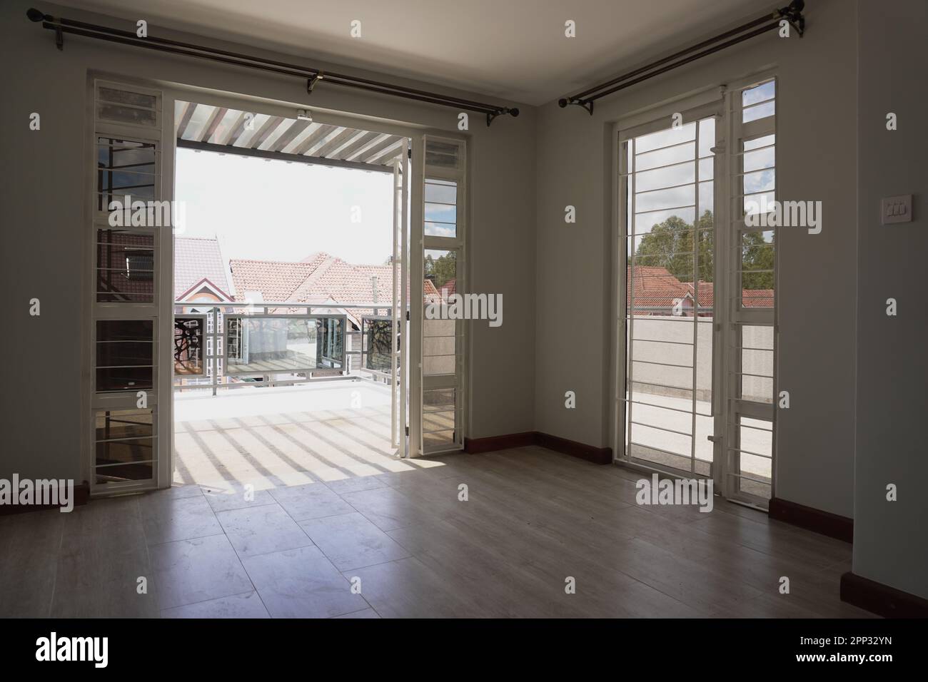 STADTHAUS MIT OFFENER KÜCHE UND SEHR SCHÖNEN TREPPEN, AUCH DIE KLEIDERSCHRÄNKE SIND NEU Stockfoto