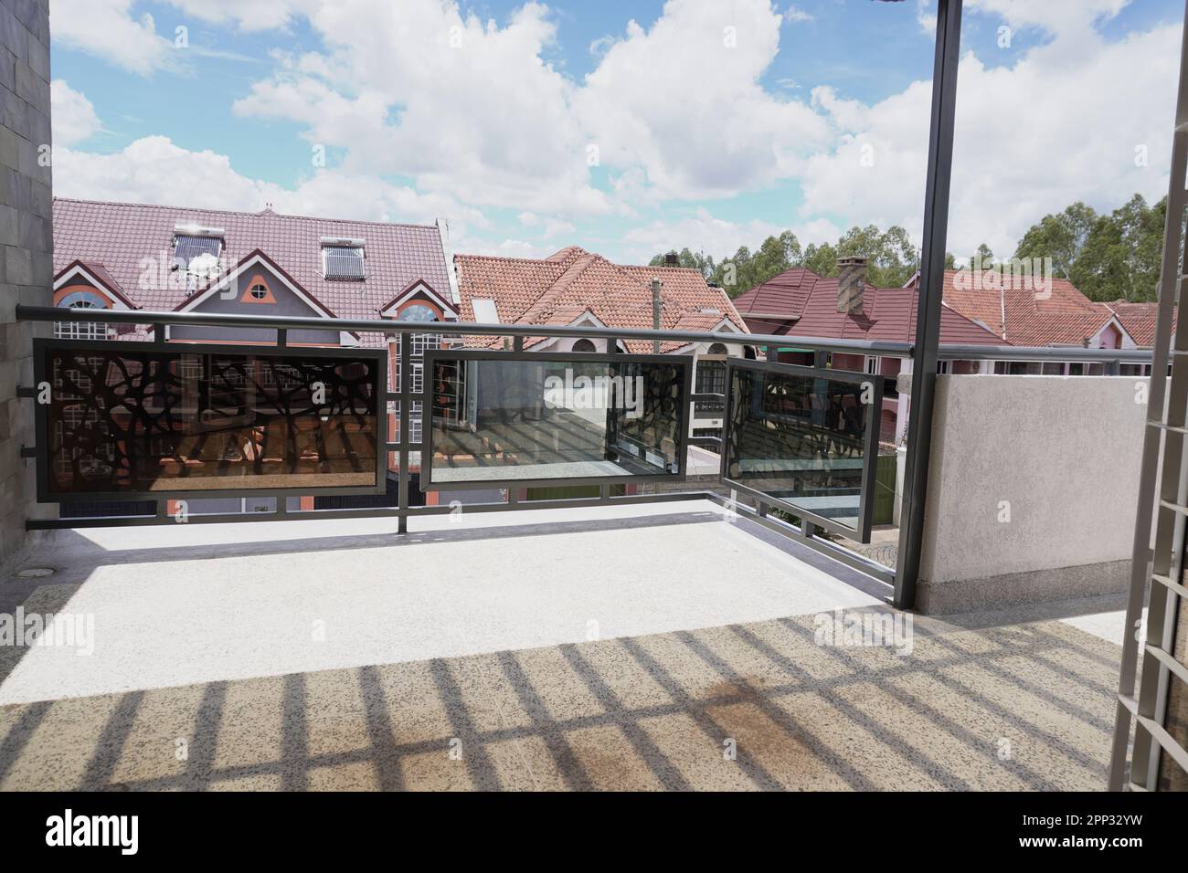 STADTHAUS MIT OFFENER KÜCHE UND SEHR SCHÖNEN TREPPEN, AUCH DIE KLEIDERSCHRÄNKE SIND NEU Stockfoto