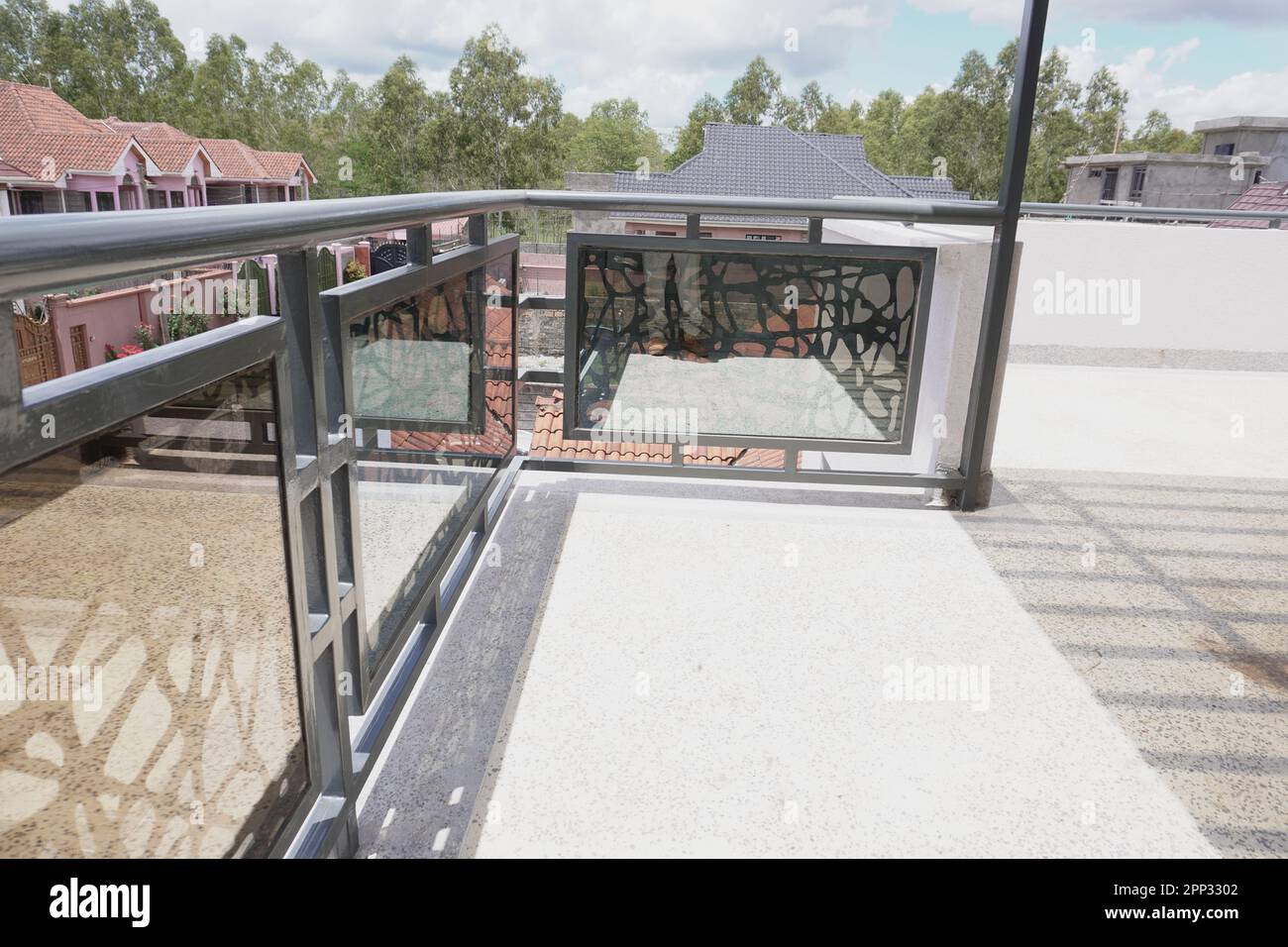 STADTHAUS MIT OFFENER KÜCHE UND SEHR SCHÖNEN TREPPEN, AUCH DIE KLEIDERSCHRÄNKE SIND NEU Stockfoto