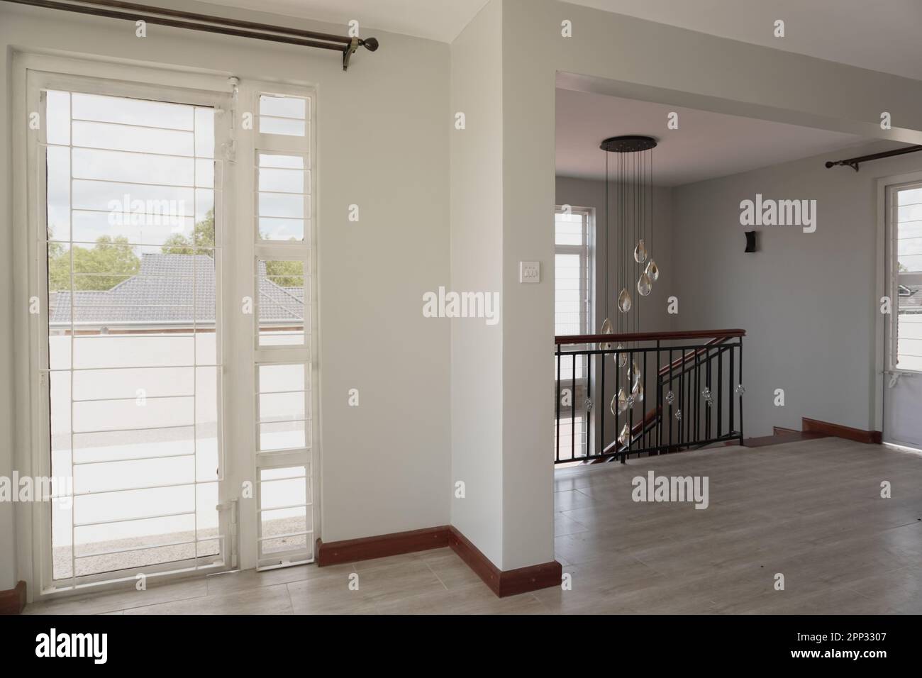 STADTHAUS MIT OFFENER KÜCHE UND SEHR SCHÖNEN TREPPEN, AUCH DIE KLEIDERSCHRÄNKE SIND NEU Stockfoto