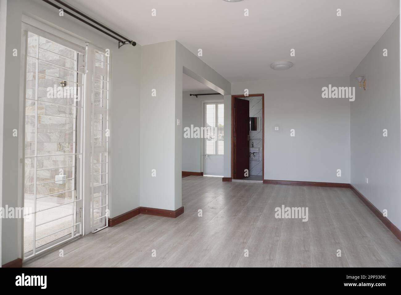 STADTHAUS MIT OFFENER KÜCHE UND SEHR SCHÖNEN TREPPEN, AUCH DIE KLEIDERSCHRÄNKE SIND NEU Stockfoto