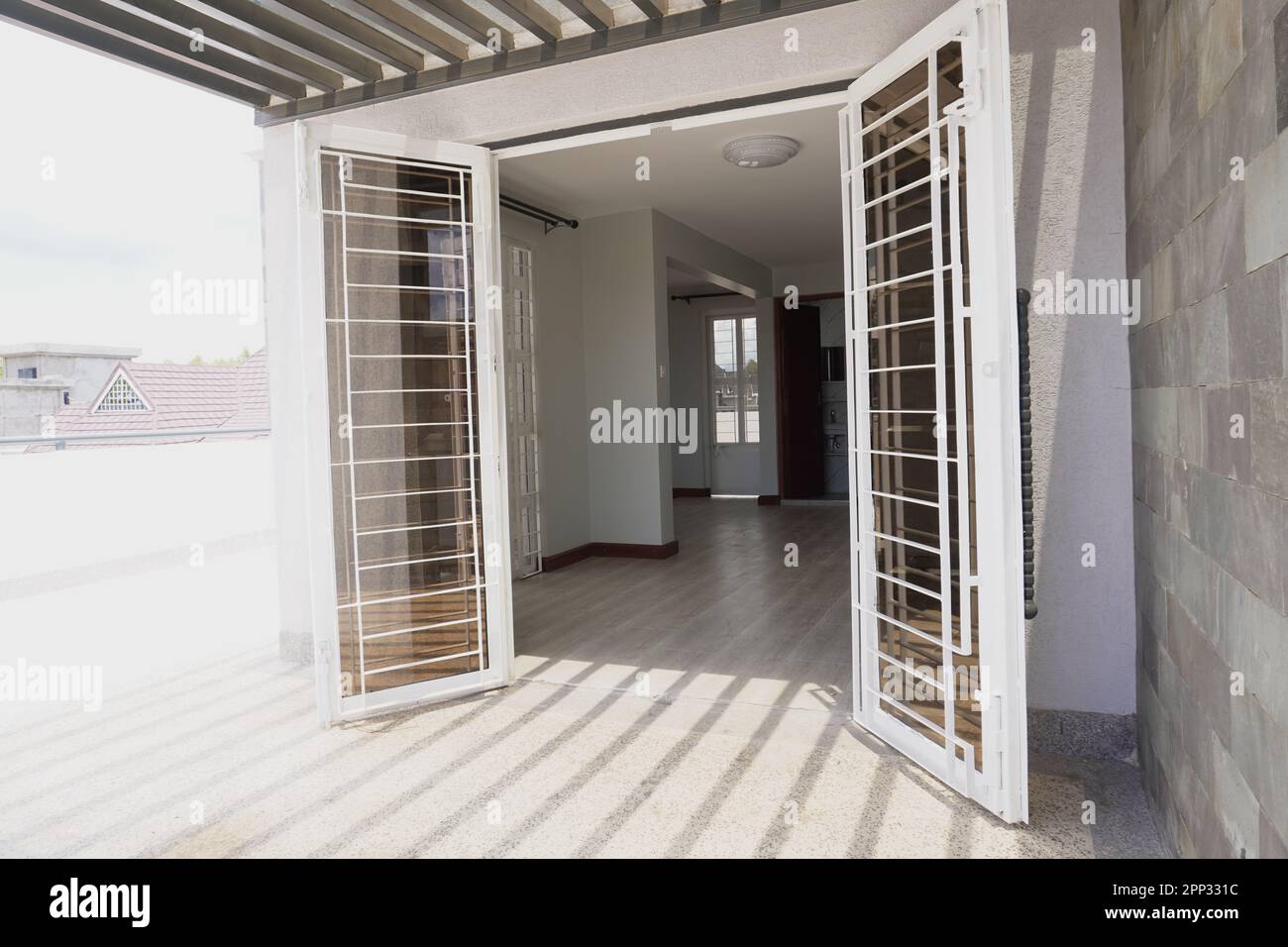 STADTHAUS MIT OFFENER KÜCHE UND SEHR SCHÖNEN TREPPEN, AUCH DIE KLEIDERSCHRÄNKE SIND NEU Stockfoto