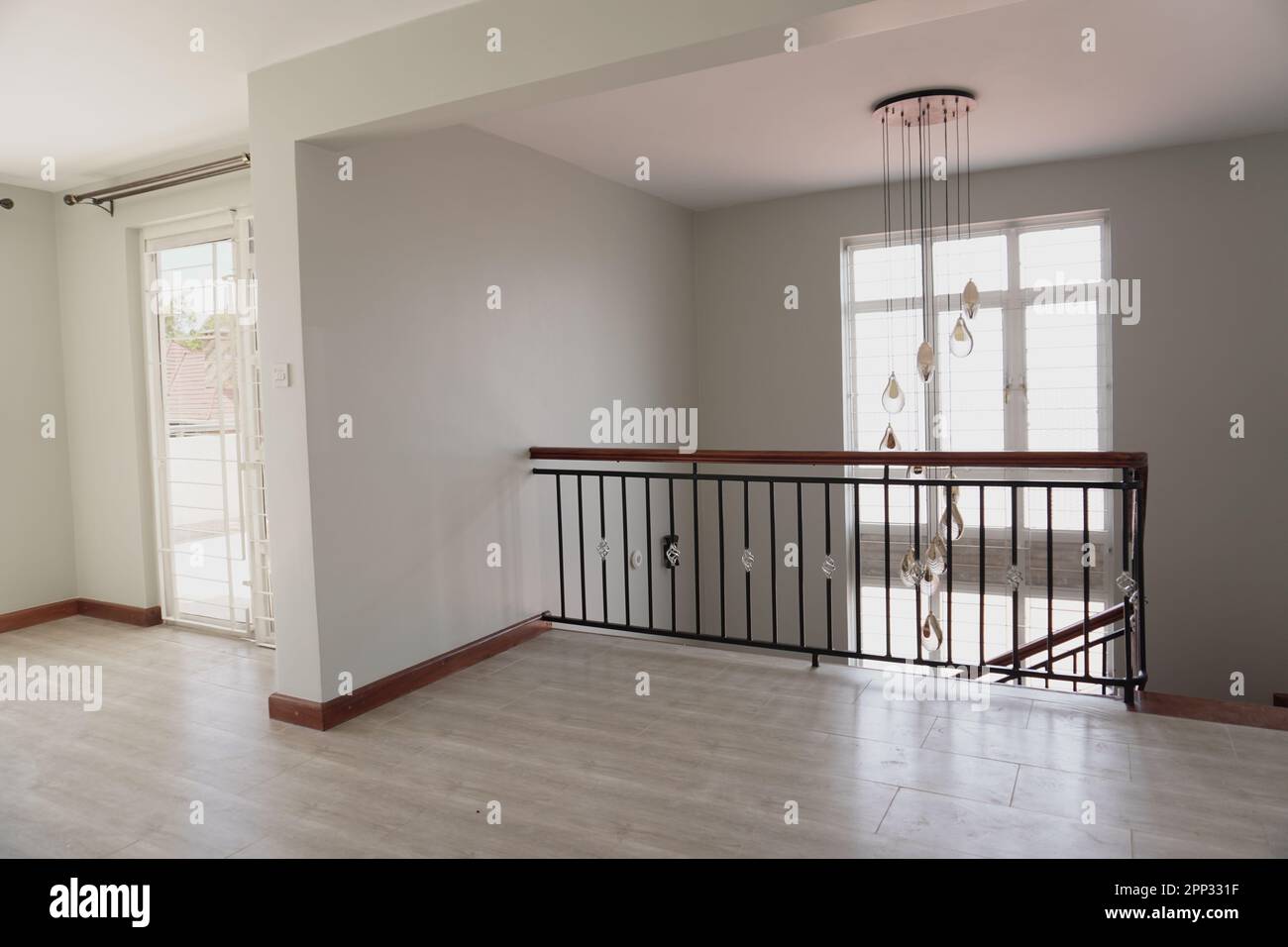 STADTHAUS MIT OFFENER KÜCHE UND SEHR SCHÖNEN TREPPEN, AUCH DIE KLEIDERSCHRÄNKE SIND NEU Stockfoto
