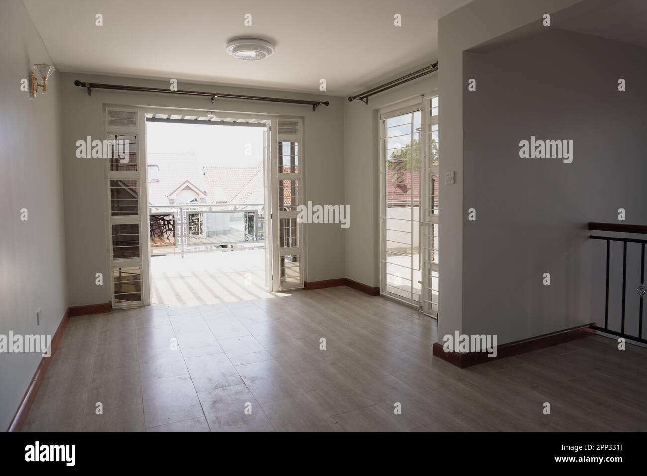 STADTHAUS MIT OFFENER KÜCHE UND SEHR SCHÖNEN TREPPEN, AUCH DIE KLEIDERSCHRÄNKE SIND NEU Stockfoto