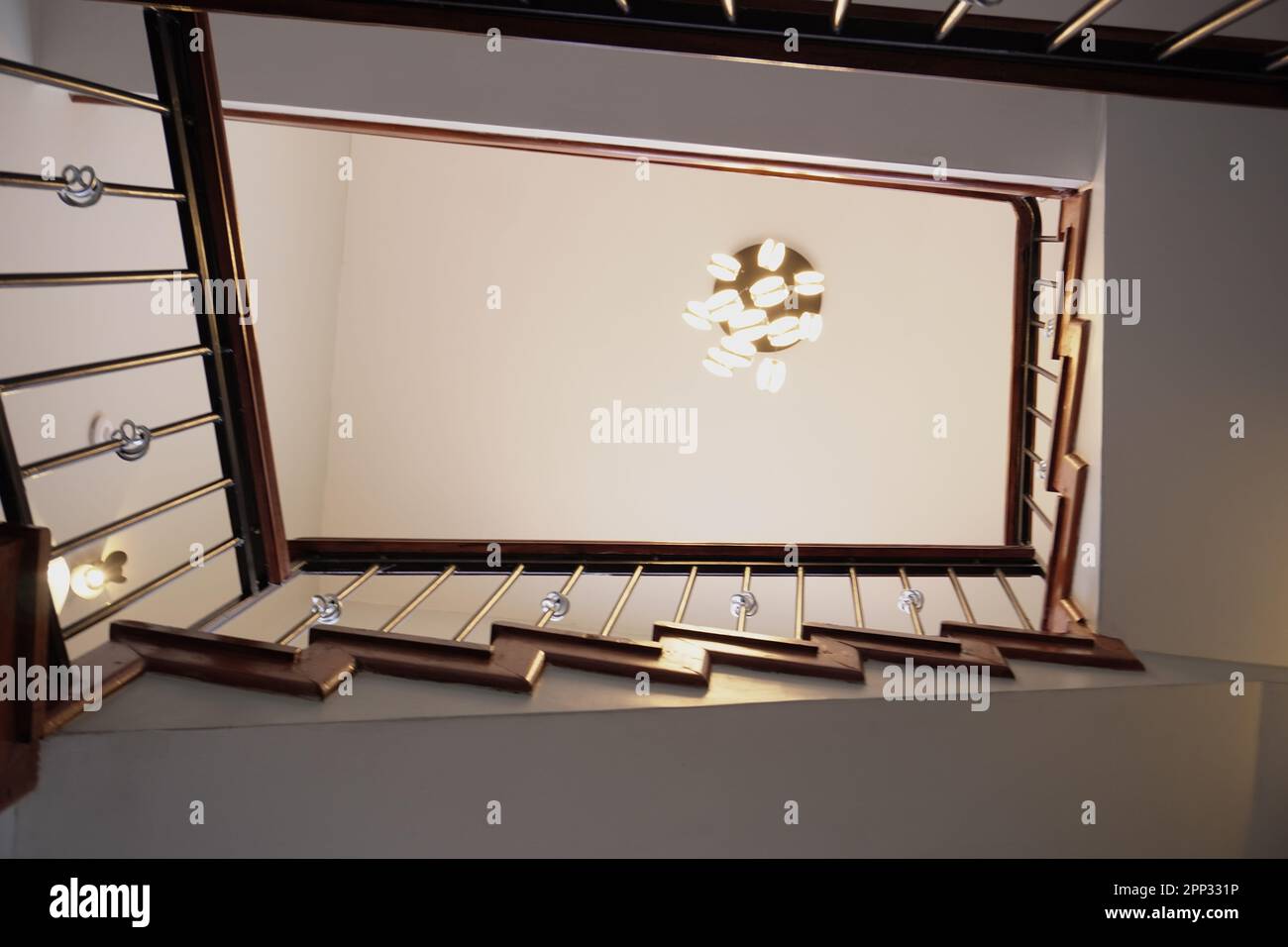 STADTHAUS MIT OFFENER KÜCHE UND SEHR SCHÖNEN TREPPEN, AUCH DIE KLEIDERSCHRÄNKE SIND NEU Stockfoto