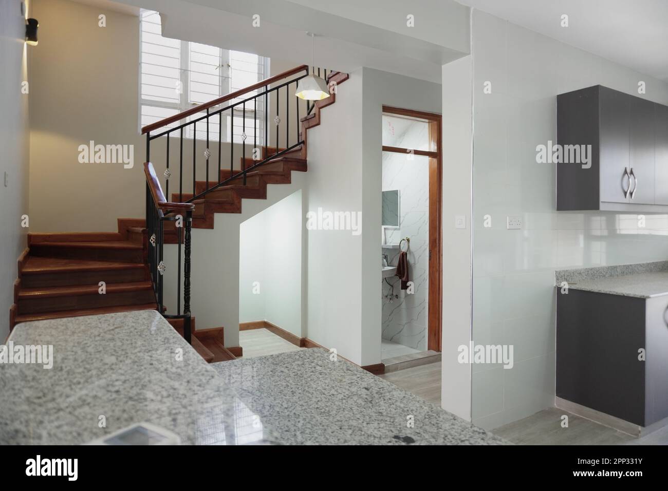 STADTHAUS MIT OFFENER KÜCHE UND SEHR SCHÖNEN TREPPEN, AUCH DIE KLEIDERSCHRÄNKE SIND NEU Stockfoto