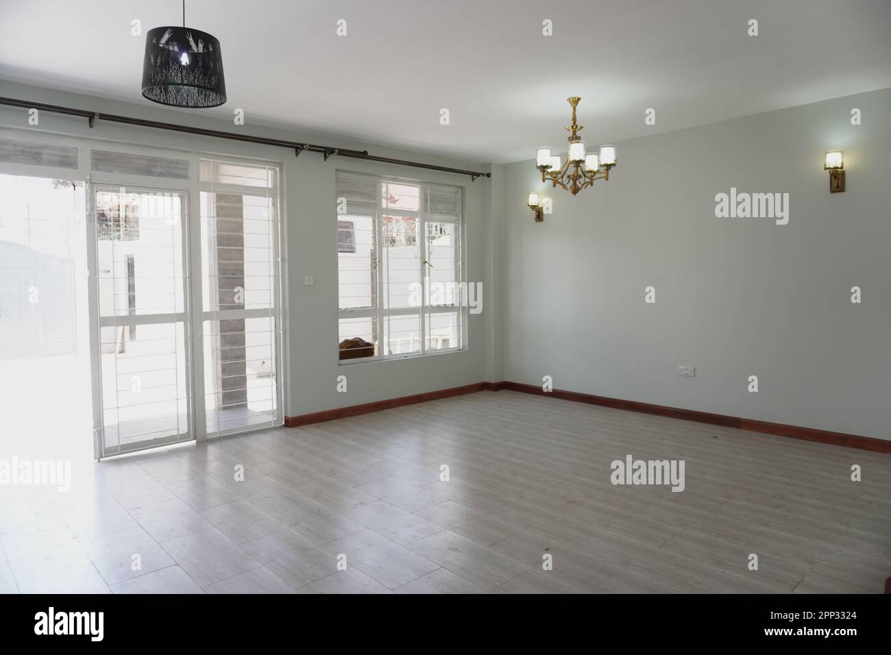 STADTHAUS MIT OFFENER KÜCHE UND SEHR SCHÖNEN TREPPEN, AUCH DIE KLEIDERSCHRÄNKE SIND NEU Stockfoto