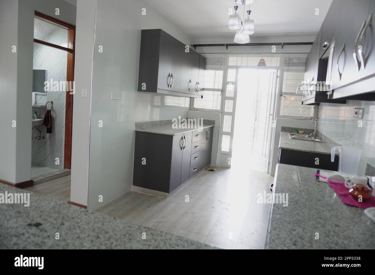 STADTHAUS MIT OFFENER KÜCHE UND SEHR SCHÖNEN TREPPEN, AUCH DIE KLEIDERSCHRÄNKE SIND NEU Stockfoto