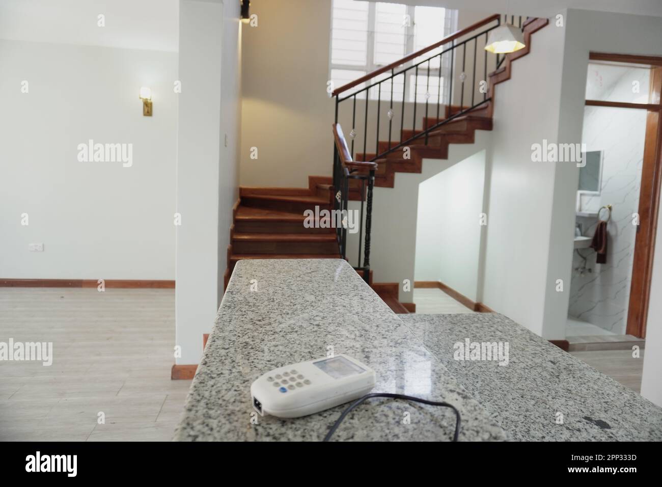 STADTHAUS MIT OFFENER KÜCHE UND SEHR SCHÖNEN TREPPEN, AUCH DIE KLEIDERSCHRÄNKE SIND NEU Stockfoto