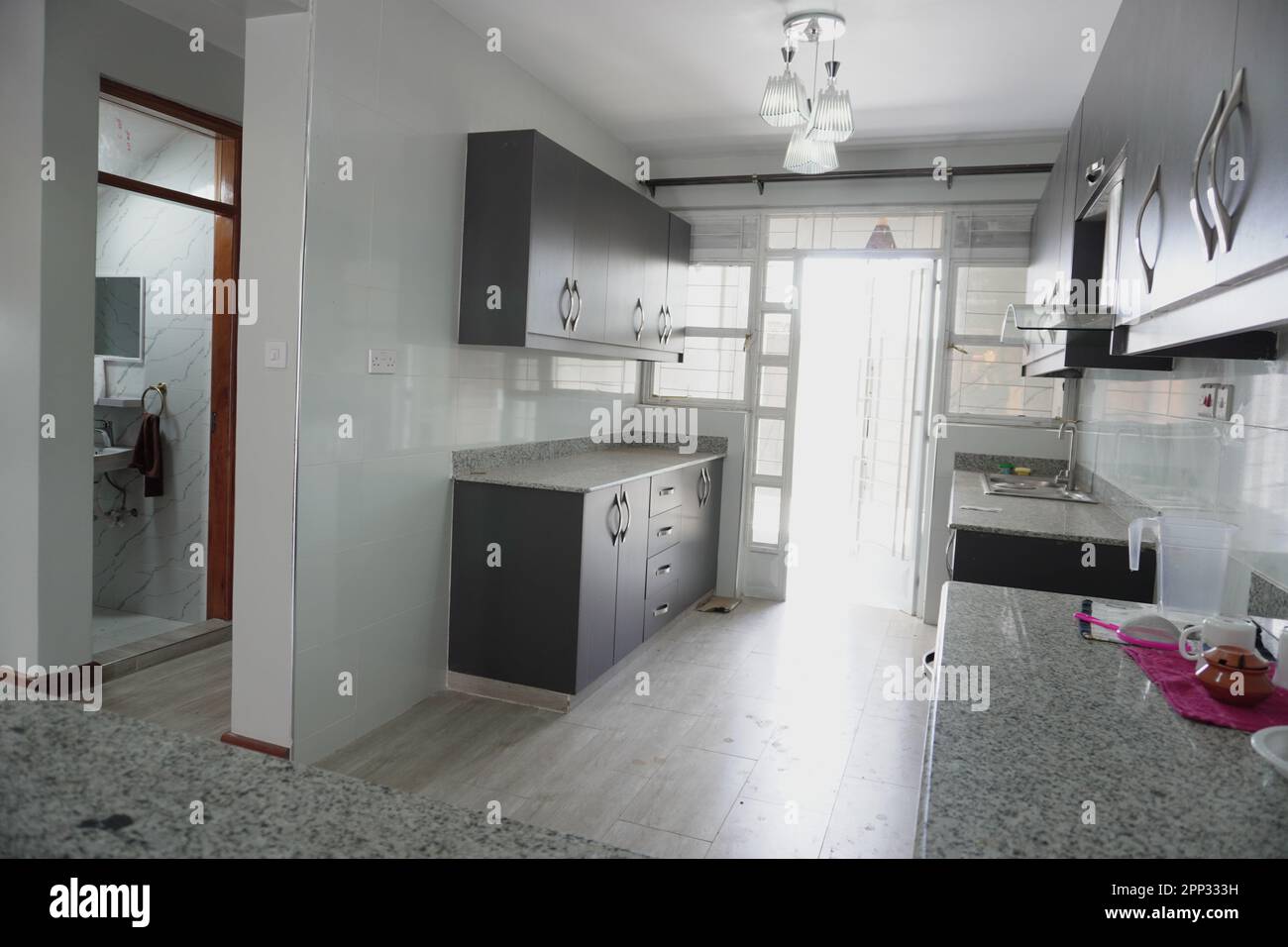 STADTHAUS MIT OFFENER KÜCHE UND SEHR SCHÖNEN TREPPEN, AUCH DIE KLEIDERSCHRÄNKE SIND NEU Stockfoto