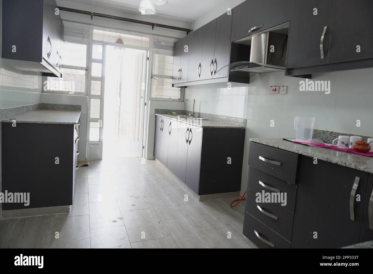 STADTHAUS MIT OFFENER KÜCHE UND SEHR SCHÖNEN TREPPEN, AUCH DIE KLEIDERSCHRÄNKE SIND NEU Stockfoto