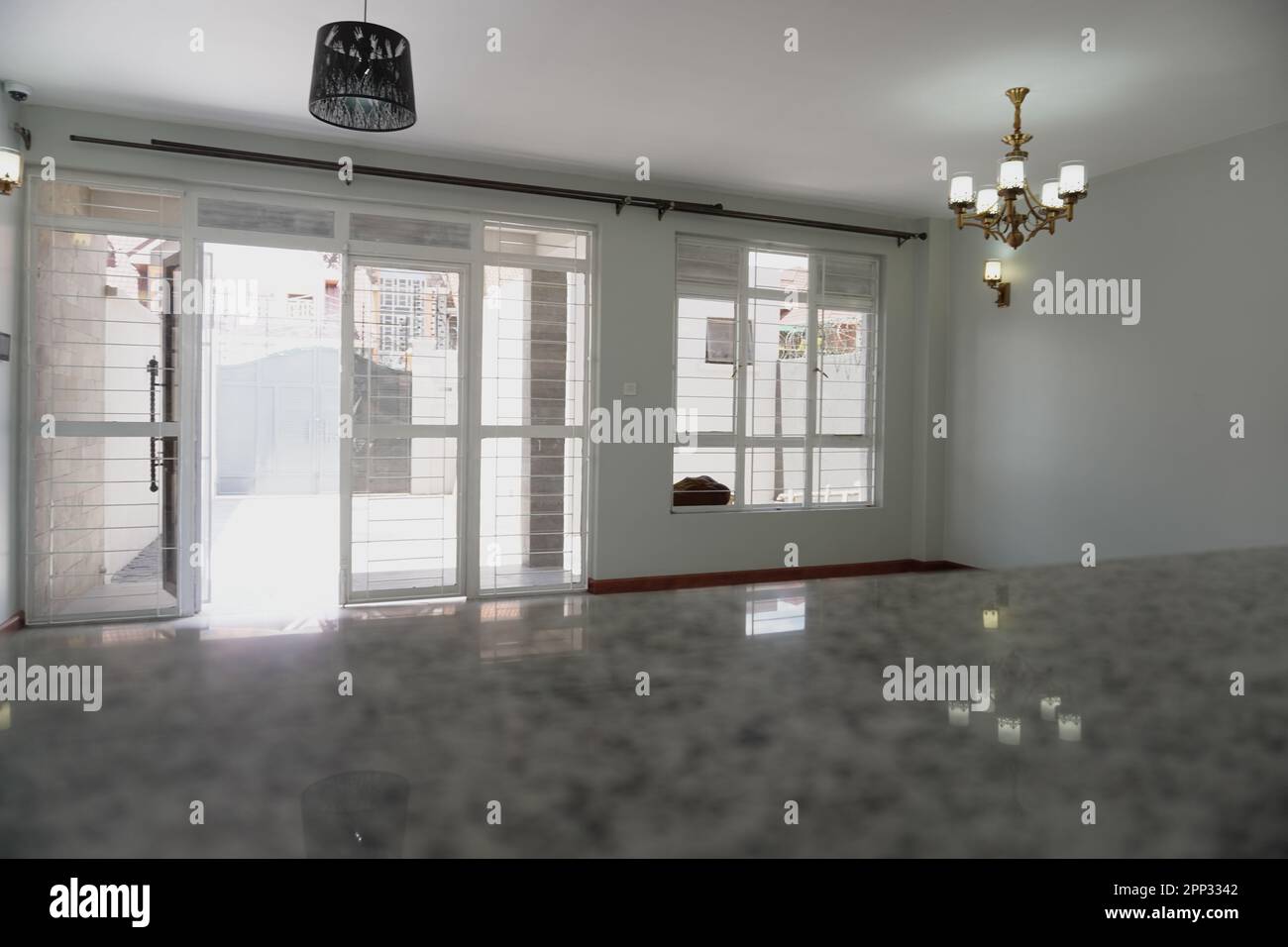 STADTHAUS MIT OFFENER KÜCHE UND SEHR SCHÖNEN TREPPEN, AUCH DIE KLEIDERSCHRÄNKE SIND NEU Stockfoto