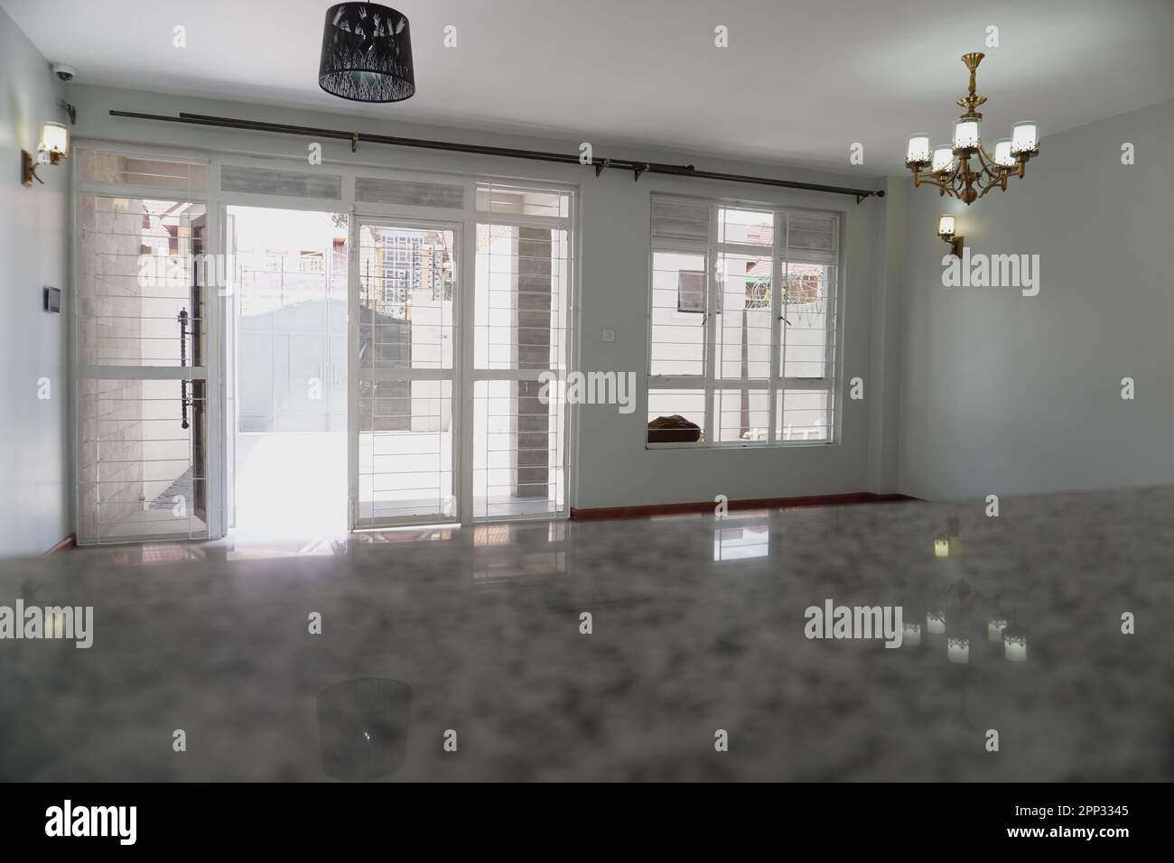 STADTHAUS MIT OFFENER KÜCHE UND SEHR SCHÖNEN TREPPEN, AUCH DIE KLEIDERSCHRÄNKE SIND NEU Stockfoto