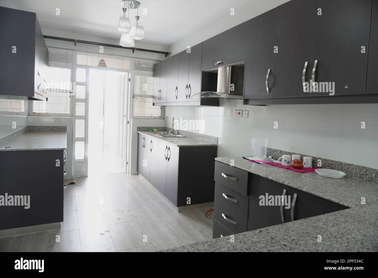 STADTHAUS MIT OFFENER KÜCHE UND SEHR SCHÖNEN TREPPEN, AUCH DIE KLEIDERSCHRÄNKE SIND NEU Stockfoto