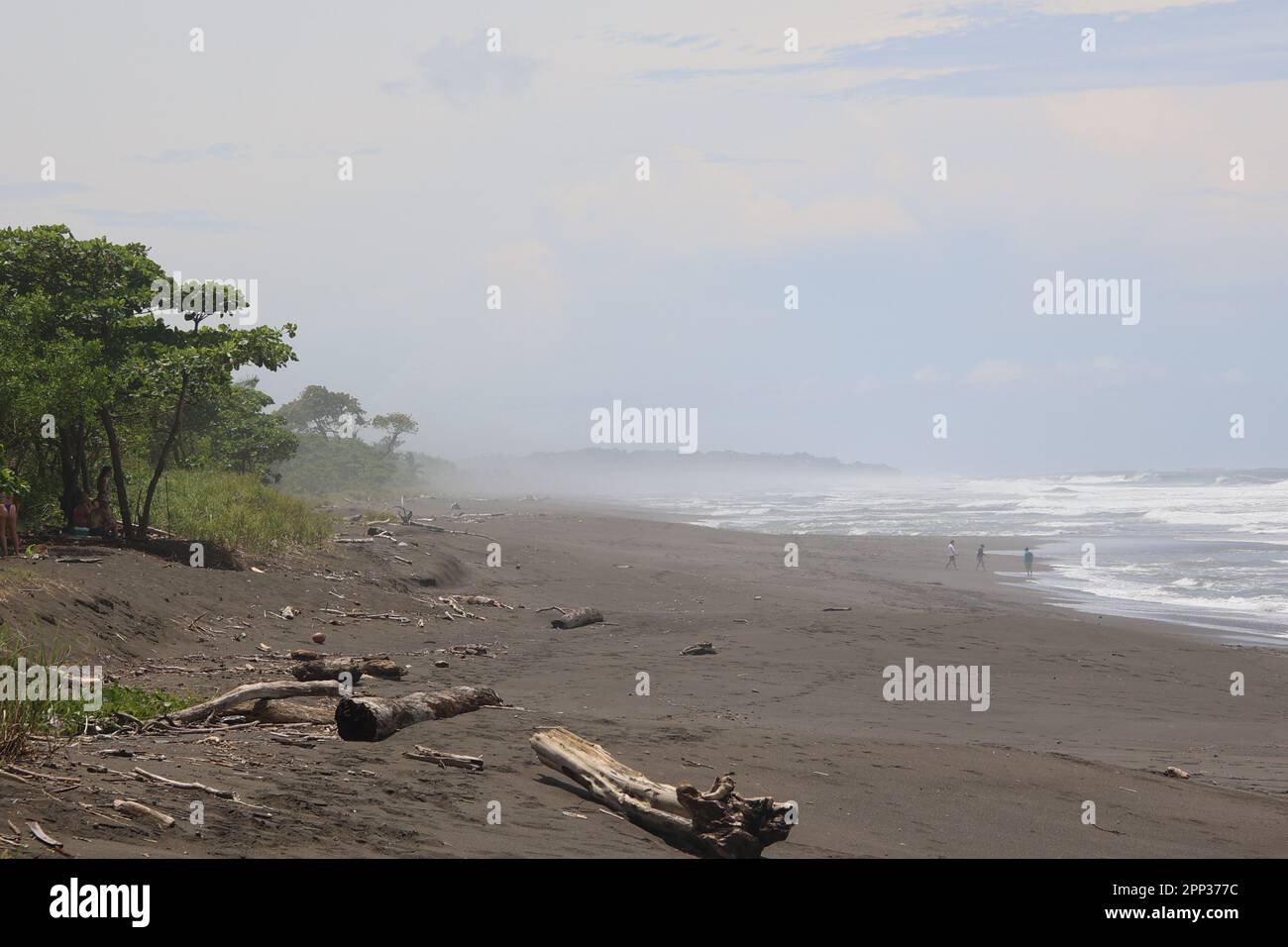 Playa Hermosa in Jaco, Costa Rica, ist ein wunderschöner Strand, bekannt für seine ruhigen Gewässer und exzellenten Surfbedingungen. Die Gegend bietet auch atemberaubende Sonnen Stockfoto