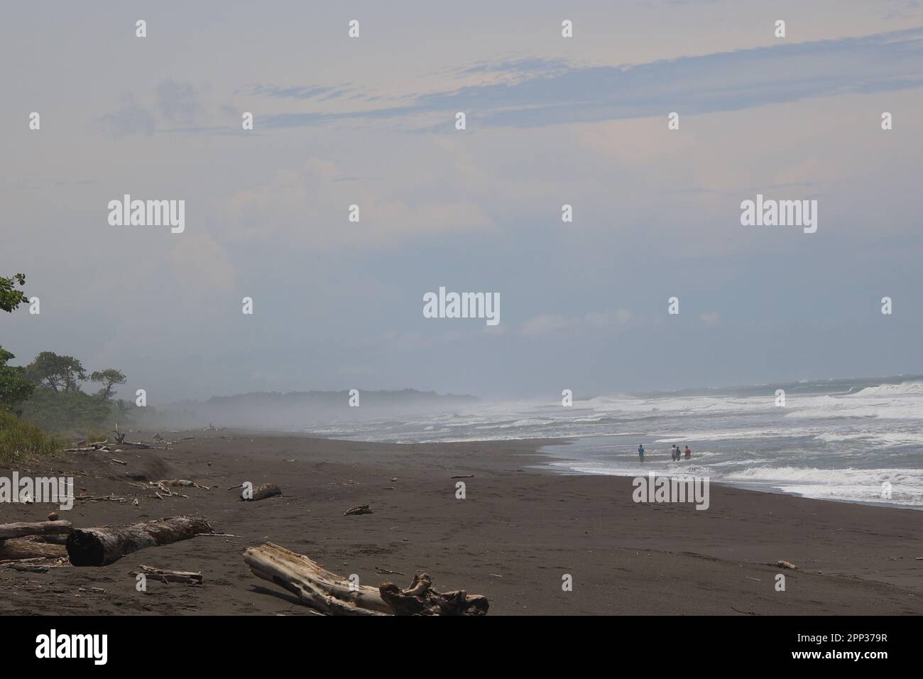 Playa Hermosa in Jaco, Costa Rica, ist ein wunderschöner Strand, bekannt für seine ruhigen Gewässer und exzellenten Surfbedingungen. Die Gegend bietet auch atemberaubende Sonnen Stockfoto