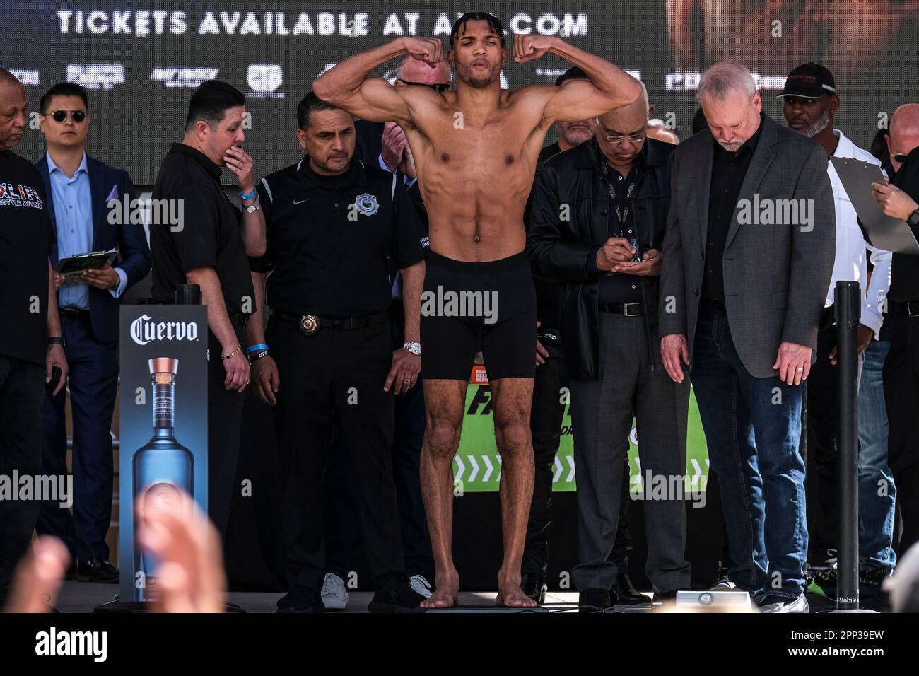 Las Vegas, Nevada, USA. 21. April 2023. David Morrell (8-0 7KOs) wiegt mit 167,8 Pfund für seinen Kampf im Supermittelgewicht gegen Yamaguchi Falcao auf der Unterkarte des Tanks Davis gegen Ryan Garcia in der T Mobile Arena auf Showtime Pay per View (Kreditbild: © Adam DelGiudice/ZUMA Press Wire) NUR REDAKTIONELLE VERWENDUNG! Nicht für den kommerziellen GEBRAUCH! Kredit: ZUMA Press, Inc./Alamy Live News Stockfoto