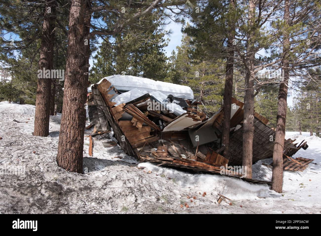 Mammoth Lakes, Kalifornien. 21. April 2023. Ein zusammengebrochenes Bauwerk, zerstört durch eine Rekordzeit von Schneefall. Stockfoto