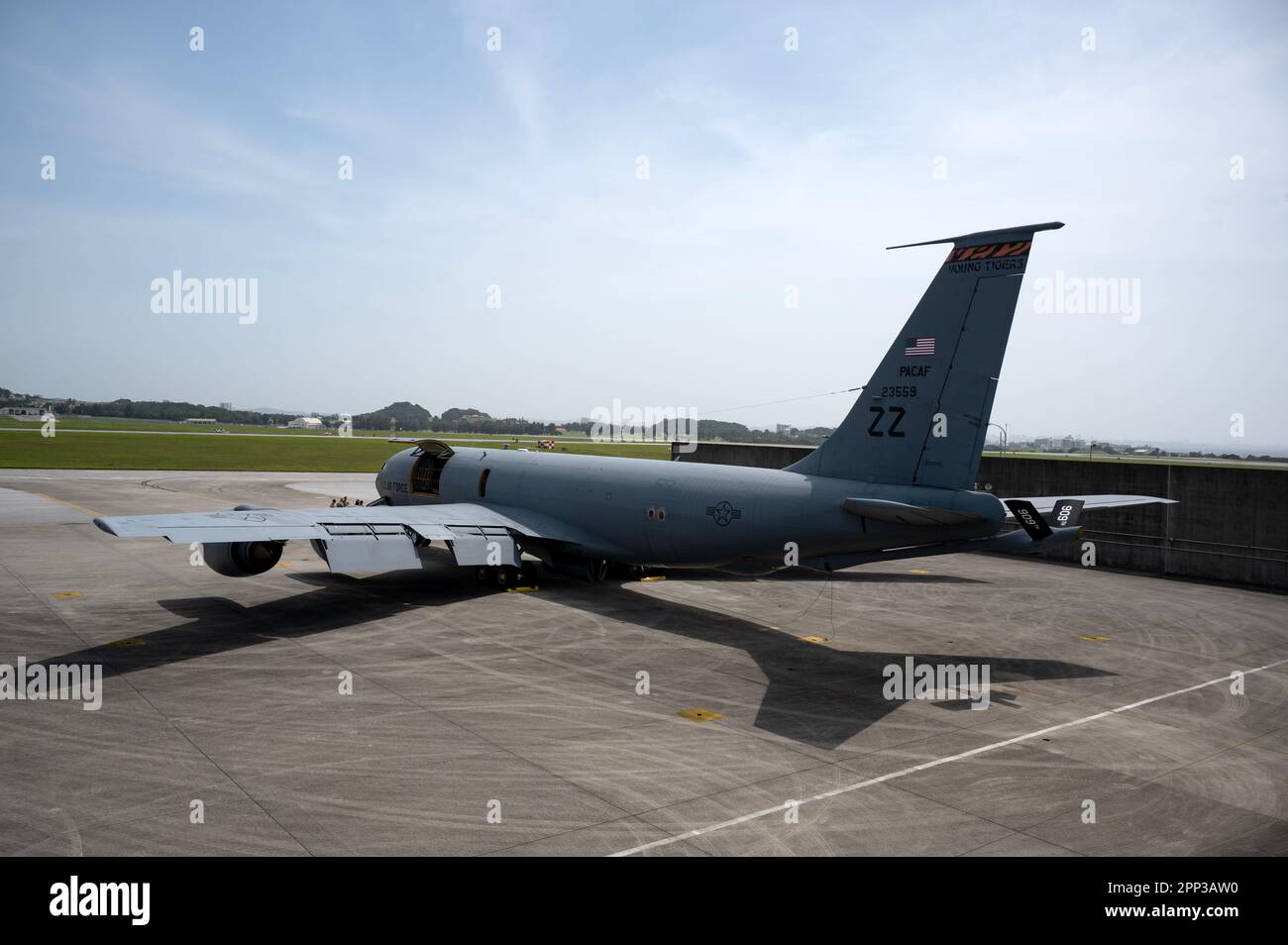 EIN US-AMERIKANISCHER Air Force KC-135 Stratotanker der 909. Air Tanken Squadron wurde vor einer Tankmission am Kadena Air Base, Japan, am 18. April 2023 auf der Fluglinie geparkt. Der KC-135 Stratotanker bietet die Kernkapazität für das Auftanken aus der Luft für das Verteidigungsministerium und unterstützt die USA Navy, USA Marinekorps und Flugzeuge der Alliierten Nation. (USA Air Force Foto von Senior Airman Jessi Roth) Stockfoto