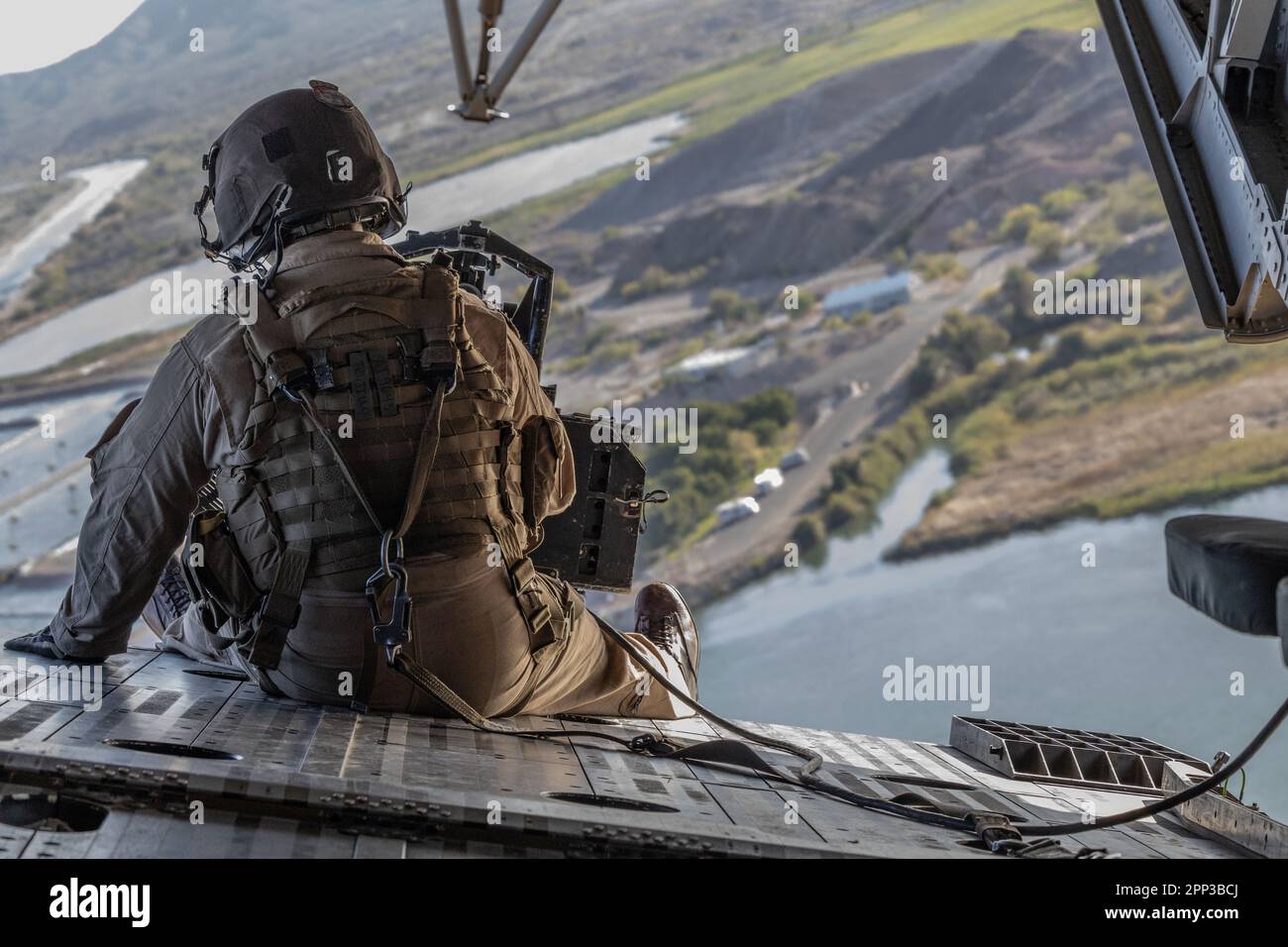 USA Marinekorps Sergeant Antonio Trujillo, Crew Chief, Marine Heavy Helicopter Squadron (HMH) 461, Marine Aircraft Group 29, 2. Marine Aircraft Wing, sitzt auf der Rückseite eines CH-53K King Hallion während eines Fluges über Senators Wash, Kalifornien, während einer Trainingsübung am 13. April 2023. Ziel dieser Schulung war es, jungen Piloten die Möglichkeit zu geben, in einer neuen Umgebung zu fliegen und den Zusammenhalt mit ihrer Crew zu stärken. (USA Marinekorps (Foto: Lance CPL. Gideon M. Schippers) Stockfoto