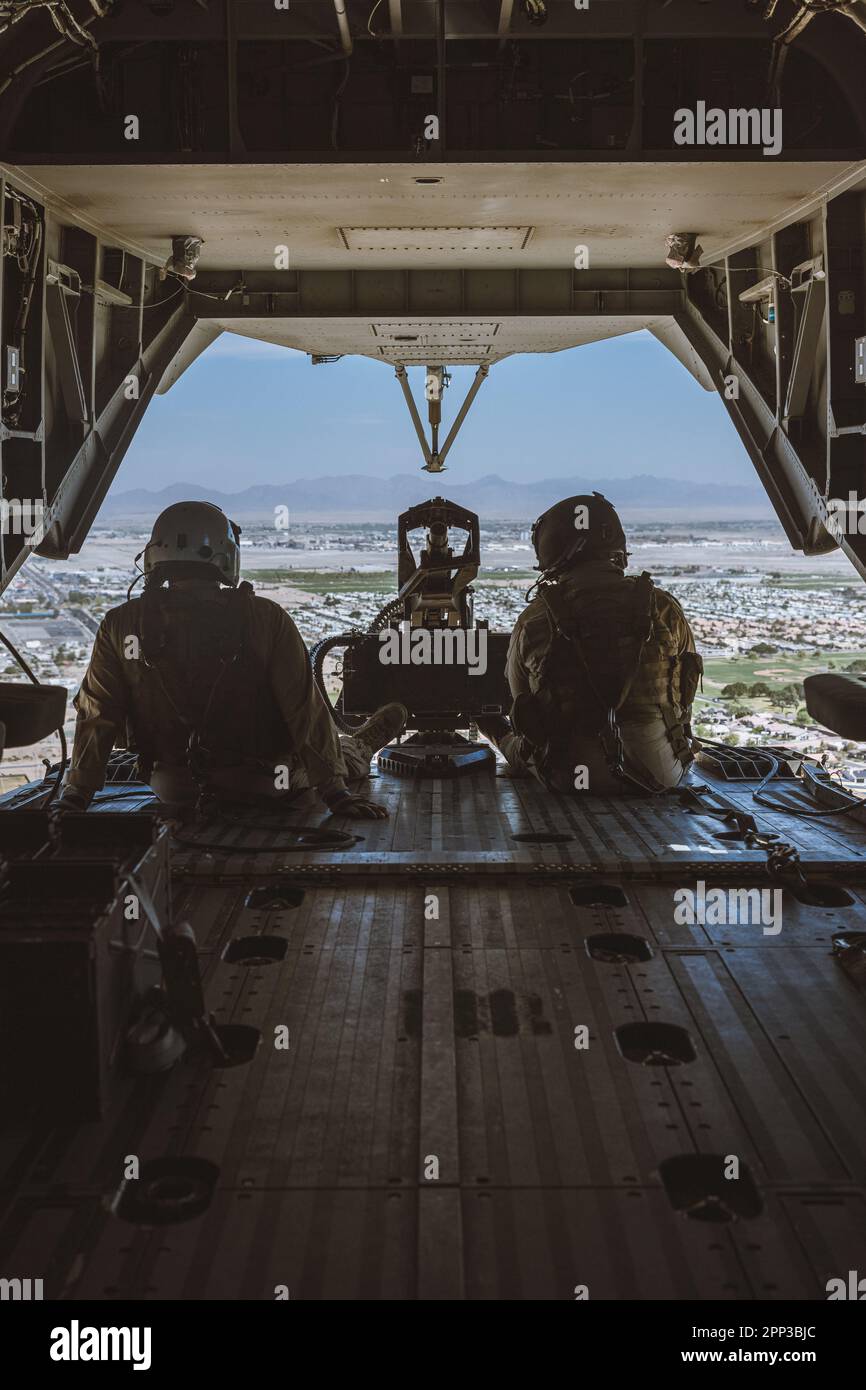 USA Marinekorps Staff Sergeant Donald Cutler, links. Und Sergeant Antonio Trujillo, beide Crewchefs mit Marine Heavy Helicopter Squadron (HMH) 461, Marine Aircraft Group 29, 2. Marine Aircraft Wing, sitzen auf dem Rücksitz eines CH-53K King Hallion auf dem Weg nach El Centro, Kalifornien, während einer Trainingsübung am 13. April 2023. Ziel dieser Schulung war es, jungen Piloten die Möglichkeit zu geben, in einer neuen Umgebung zu fliegen und den Zusammenhalt mit ihrer Crew zu stärken. (USA Marinekorps (Foto: Lance CPL. Gideon M. Schippers) Stockfoto