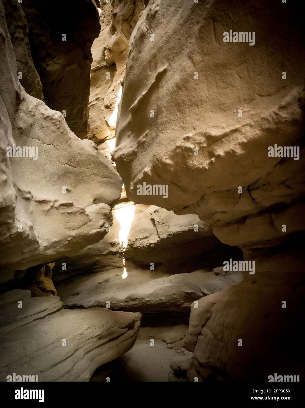Der Kuss. Animierte Elemente in der Geologie des Slot Canyon, einem beliebten Wanderweg im Anza Borrego Desert State Park in Südkalifornien. Stockfoto