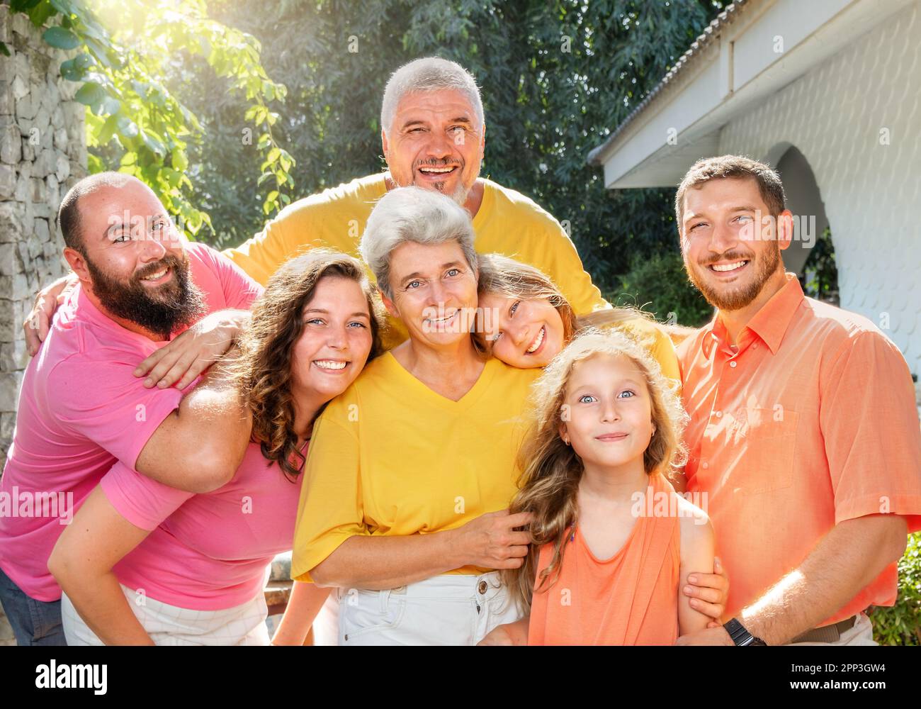 Porträt einer großen Familie in der Nähe des Hauses im Sommer Stockfoto