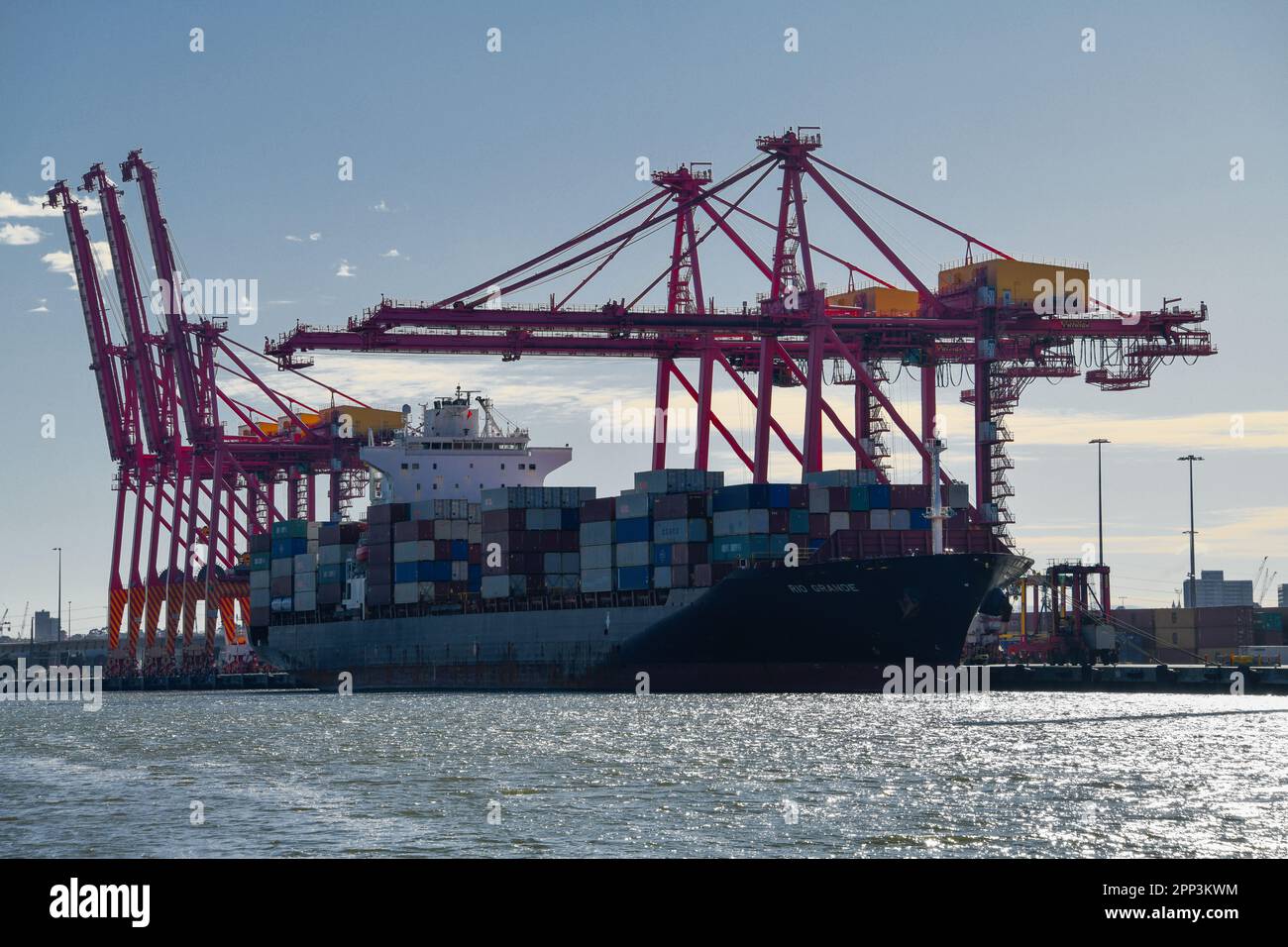 Containerschiffe werden in Port Melbourne von Cranes, Port Melbourne Victoria, Australien, entladen Stockfoto