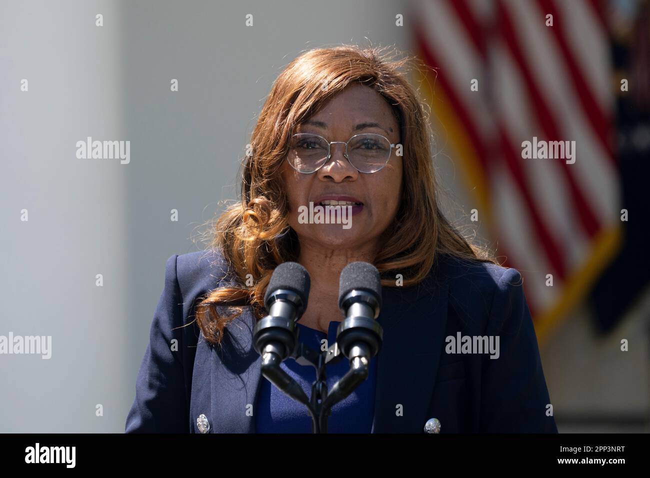 Catherine Coleman Flowers, Gründerin des Center for Rural Enterprise and Environmental Justice, stellt den US-Präsidenten Joe Biden vor, der am 21. April 2023 im Rosengarten des Weißen Hauses in Washington, DC, über den Aufbau gesunder Gemeinden spricht, und kündigt neue Maßnahmen zur Förderung der Umweltgerechtigkeit an. Kredit: Chris Kleponis/CNP/MediaPunch Stockfoto