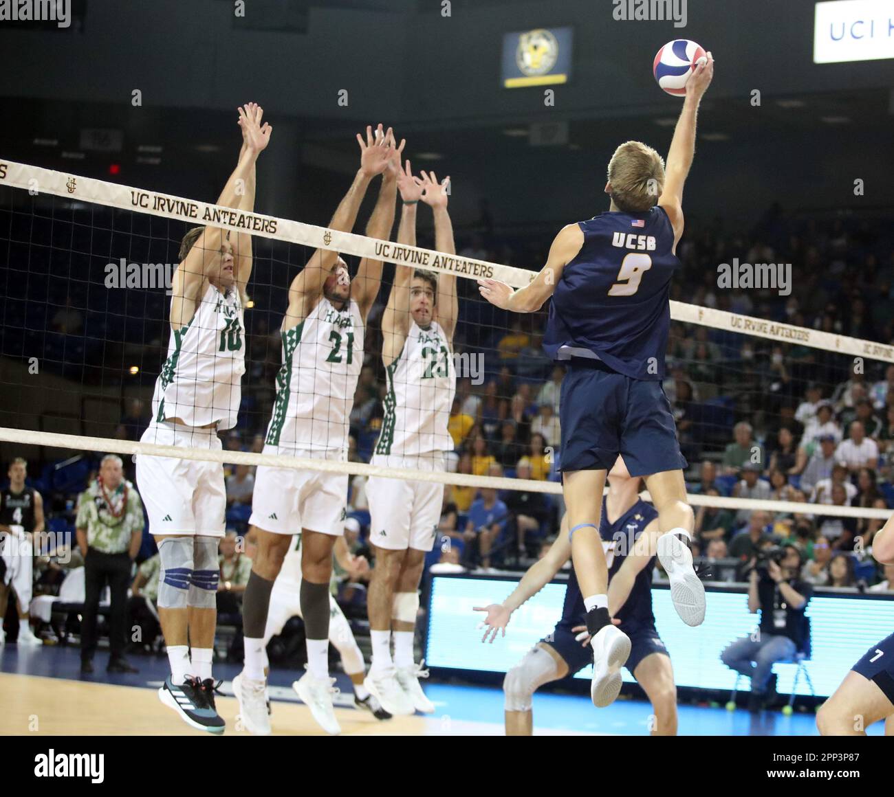 21. April 2023 - UC Santa Barbara Gauchos, der sich außerhalb von Hitter Ryan Wilcox #9 befindet, versucht, einen Ball über die Triple Blocker der Hawaii Rainbow Warriors Jakob Thelle #10 zu werfen, Hawaii Rainbow Warriors Guilherme Voss #21 und Hawaii Rainbow Warriors Spyros Chakas #23 während eines Halbfinalspiels der Big West Conference Championships zwischen den UC Santa Barbara Gauchos und den Hawaii Rainbow Warriors im Bren Events Center in Irvine, CA - Michael Sullivan/CSM(Kreditbild: © Michael Sullivan/Cal Sport Media) Stockfoto