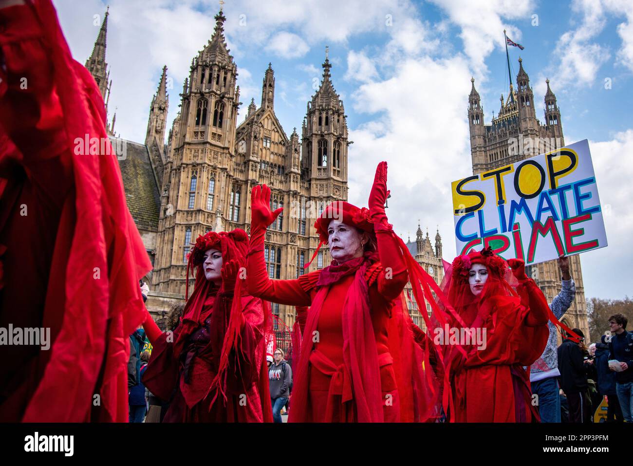 London, Großbritannien. 21. April 2023. ausrottungsmarsch der Roten Brigade durch die Houses of Parliament während der Demonstration "The Big One" im Zentrum von London. Die große-Eins-Demonstration erwartete, dass 50.000 Menschen auf Westminster herabsteigen würden, um sich dem größten Protest gegen die gemeinsamen Klima- und politischen Krisen anzuschließen, die jemals im Vereinigten Königreich stattfanden. Kredit: SOPA Images Limited/Alamy Live News Stockfoto