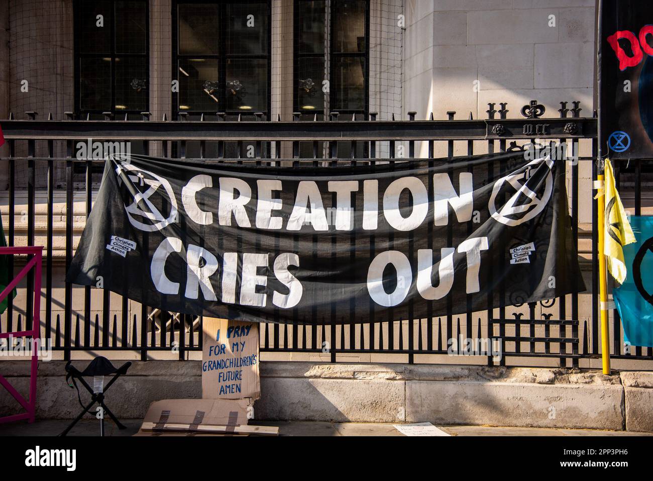 London, Großbritannien. 21. April 2023. Während der Demonstration „The Big One“ im Zentrum von London wird ein Plakat mit der Aufschrift „Creation cries out“ angezeigt. Die große-Eins-Demonstration erwartete, dass 50.000 Menschen auf Westminster herabsteigen würden, um sich dem größten Protest gegen die gemeinsamen Klima- und politischen Krisen anzuschließen, die jemals im Vereinigten Königreich stattfanden. Kredit: SOPA Images Limited/Alamy Live News Stockfoto