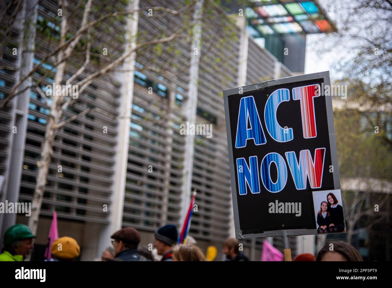 London, Großbritannien. 21. April 2023. Ein Aktivist hat ein Plakat mit der Aufschrift „Act Now“ während der Demonstration „The Big One“ im Zentrum von London. Die große-Eins-Demonstration erwartete, dass 50.000 Menschen auf Westminster herabsteigen würden, um sich dem größten Protest gegen die gemeinsamen Klima- und politischen Krisen anzuschließen, die jemals im Vereinigten Königreich stattfanden. (Foto: Loredana Sangiuliano/SOPA Images/Sipa USA) Guthaben: SIPA USA/Alamy Live News Stockfoto