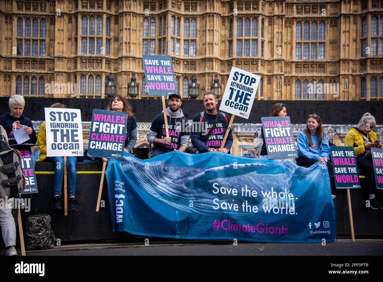 London, Großbritannien. 21. April 2023. Aktivisten halten während der Demonstration „The Big One“ im Zentrum Londons Plakate und ein großes Banner, auf dem sie ihre Meinung zum Ausdruck bringen. Die große-Eins-Demonstration erwartete, dass 50.000 Menschen auf Westminster herabsteigen würden, um sich dem größten Protest gegen die gemeinsamen Klima- und politischen Krisen anzuschließen, die jemals im Vereinigten Königreich stattfanden. (Foto: Loredana Sangiuliano/SOPA Images/Sipa USA) Guthaben: SIPA USA/Alamy Live News Stockfoto