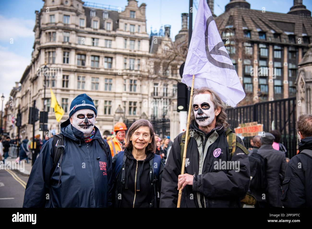 London, Großbritannien. 21. April 2023. Demonstranten mit bemalten Gesichtern werden während der Demonstration „The Big One“ im Zentrum Londons gesehen. Die große-Eins-Demonstration erwartete, dass 50.000 Menschen auf Westminster herabsteigen würden, um sich dem größten Protest gegen die gemeinsamen Klima- und politischen Krisen anzuschließen, die jemals im Vereinigten Königreich stattfanden. (Foto: Loredana Sangiuliano/SOPA Images/Sipa USA) Guthaben: SIPA USA/Alamy Live News Stockfoto