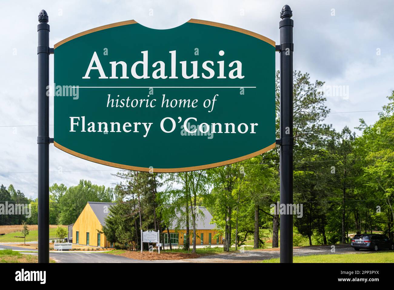 Eintritt in Andalusien, die historische Heimat des gotischen Schriftstellers Flannery O'Connor aus dem amerikanischen Süden, mit Andalusien Interpretive Center im Hintergrund. (USA) Stockfoto