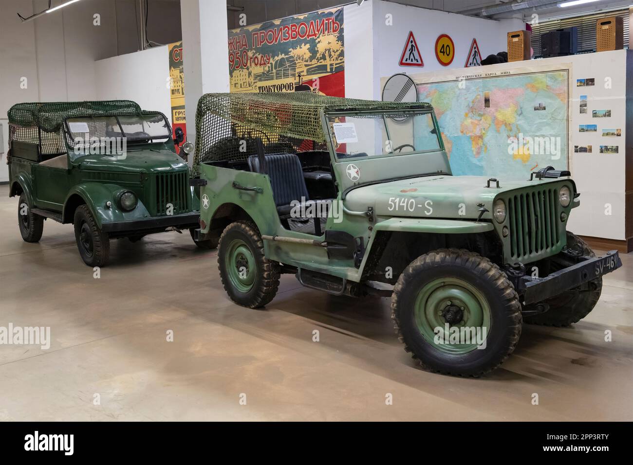 SANKT PETERSBURG, RUSSLAND - 29. MÄRZ 2023: Willys MB und GAZ-69 Offroad-Fahrzeuge im Retro-Transportmuseum. Einkaufs- und Unterhaltungskomplex 'Summe Stockfoto
