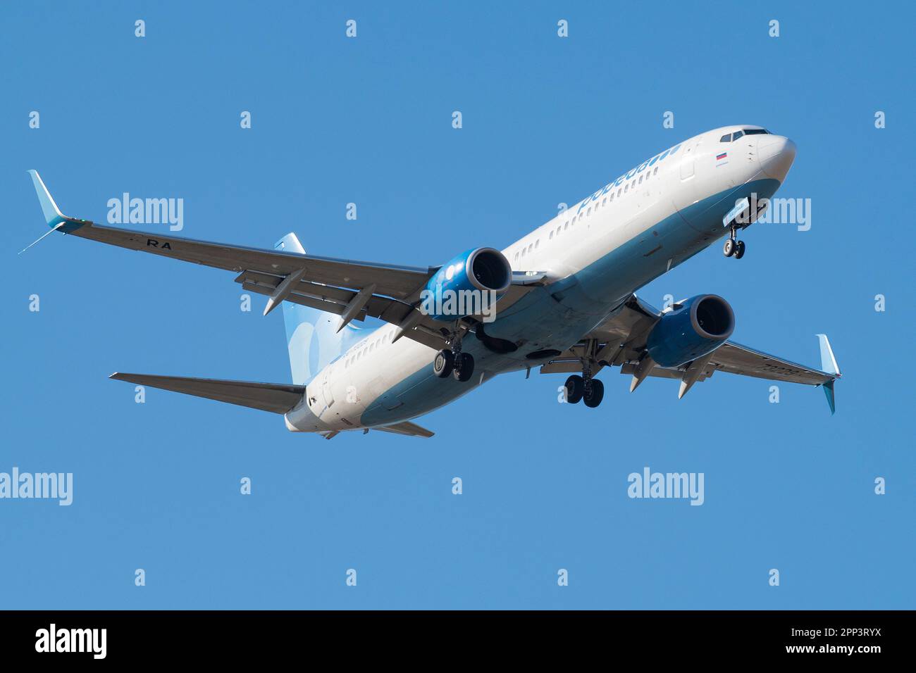 SANKT PETERSBURG, RUSSLAND - 14. APRIL 2023: Boeing 737-800(RA-73229) von Pobeda Airlines an einem sonnigen Tag auf der Gleitstrecke Stockfoto