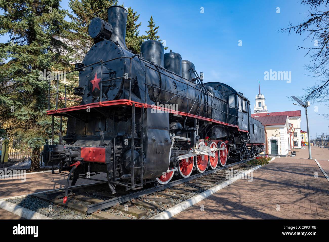 VOLKHOV, RUSSLAND - 17. APRIL 2023: Dampflokomotive-Monument auf der Plattform von Volkhovstroy 1 Stockfoto