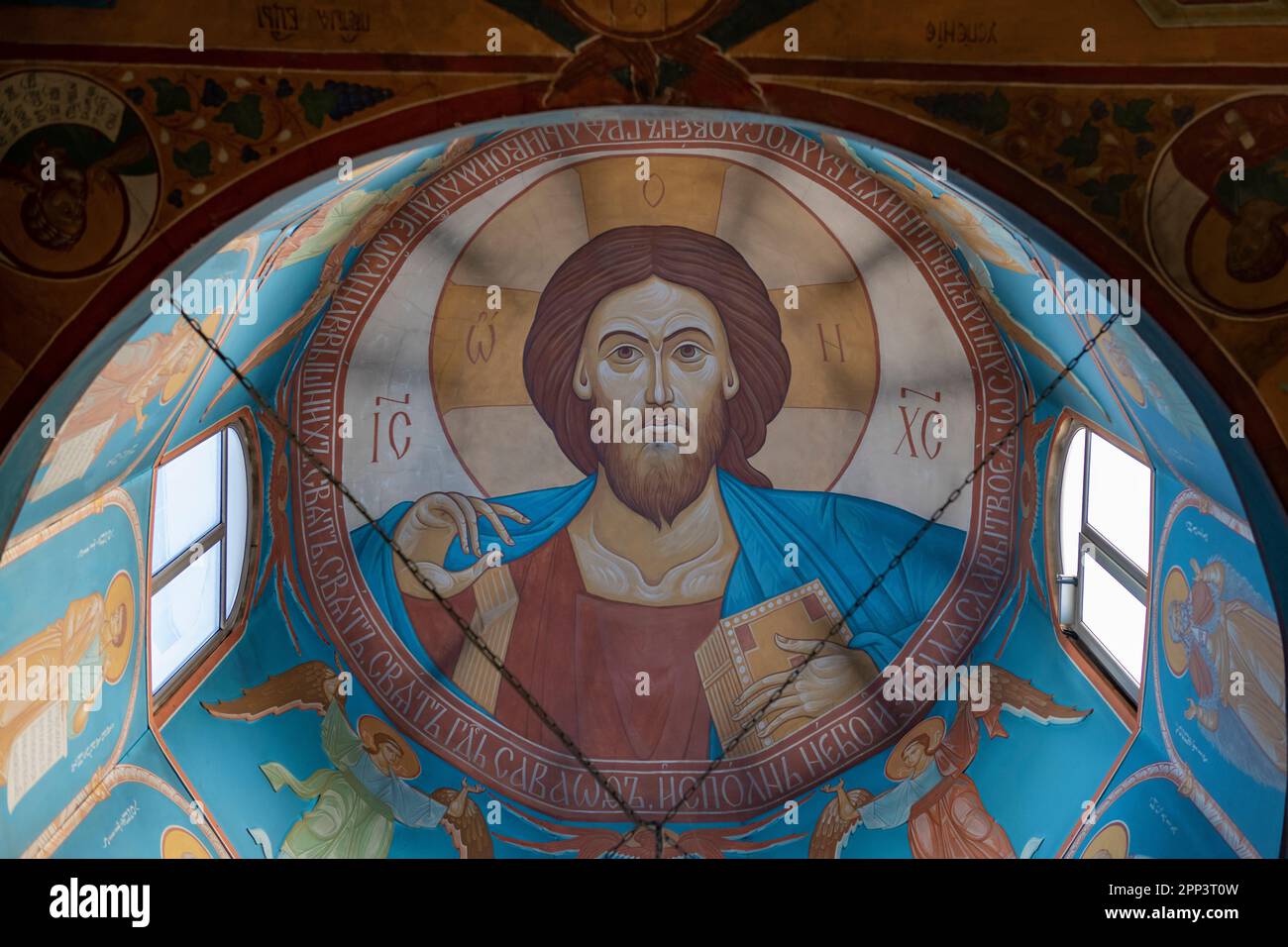VOLKHOV, RUSSLAND - 17. APRIL 2023: Altes Bild von Jesus Christus in der Kuppel der Erzengel-Kirche Stockfoto