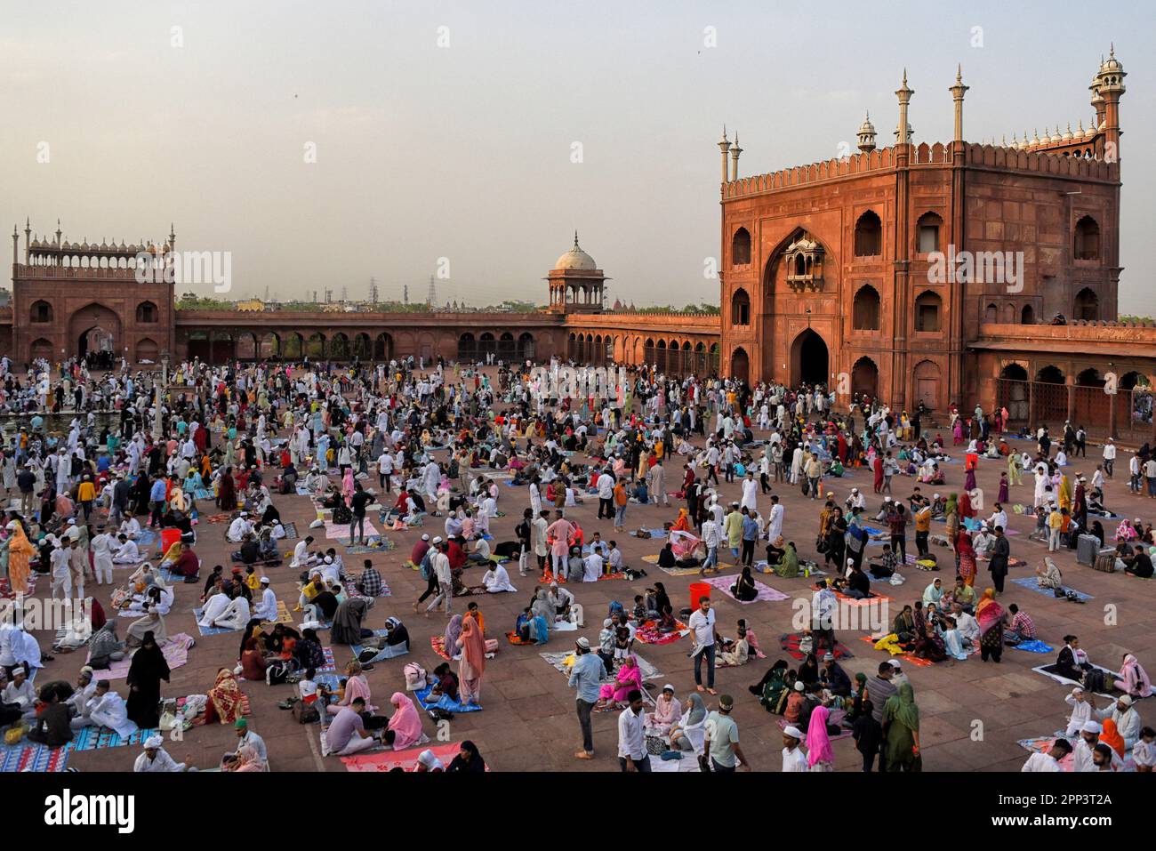 Moslems-Anhänger versammeln sich am letzten Freitag des heiligen Monats Ramadan im Jama Masjid in Delhi zu Iftar.Indien sieht Halbmond am 21. April Abend und Eid wird am Samstag, den 22. April 2023 gefeiert. Ramadan, auch bekannt als Ramzan, Ramazan oder Ramzaan, ist der heiligste Monat im Islam und der neunte Monat des islamischen Kalenders, der von Muslimen mit viel Pomp und Pracht gefeiert wird. Während dieser Zeit verzichten Muslime auf Essen, Trinken, Rauchen und böse Gedanken und Handlungen von morgens bis abends, während sie zwischen Sonnenaufgang und Sonnenuntergang ein schnelles Tempo beobachten und es dann mit Familie und Freund brechen Stockfoto