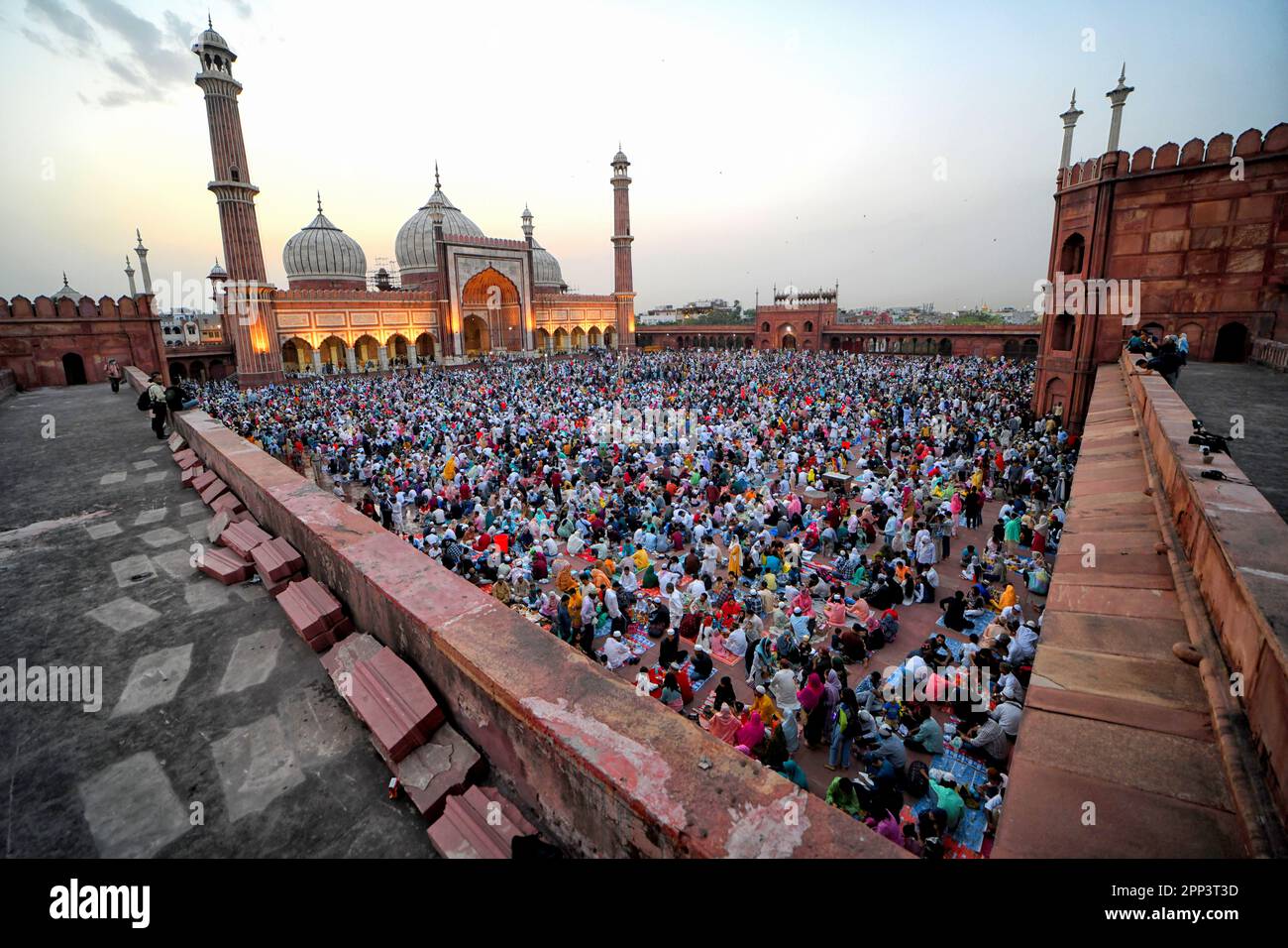 Moslems-Anhänger versammeln sich am letzten Freitag des heiligen Monats Ramadan im Jama Masjid in Delhi zu Iftar.Indien sieht Halbmond am 21. April Abend und Eid wird am Samstag, den 22. April 2023 gefeiert. Ramadan, auch bekannt als Ramzan, Ramazan oder Ramzaan, ist der heiligste Monat im Islam und der neunte Monat des islamischen Kalenders, der von Muslimen mit viel Pomp und Pracht gefeiert wird. Während dieser Zeit verzichten Muslime auf Essen, Trinken, Rauchen und böse Gedanken und Handlungen von morgens bis abends, während sie zwischen Sonnenaufgang und Sonnenuntergang ein schnelles Tempo beobachten und es dann mit Familie und Freund brechen Stockfoto