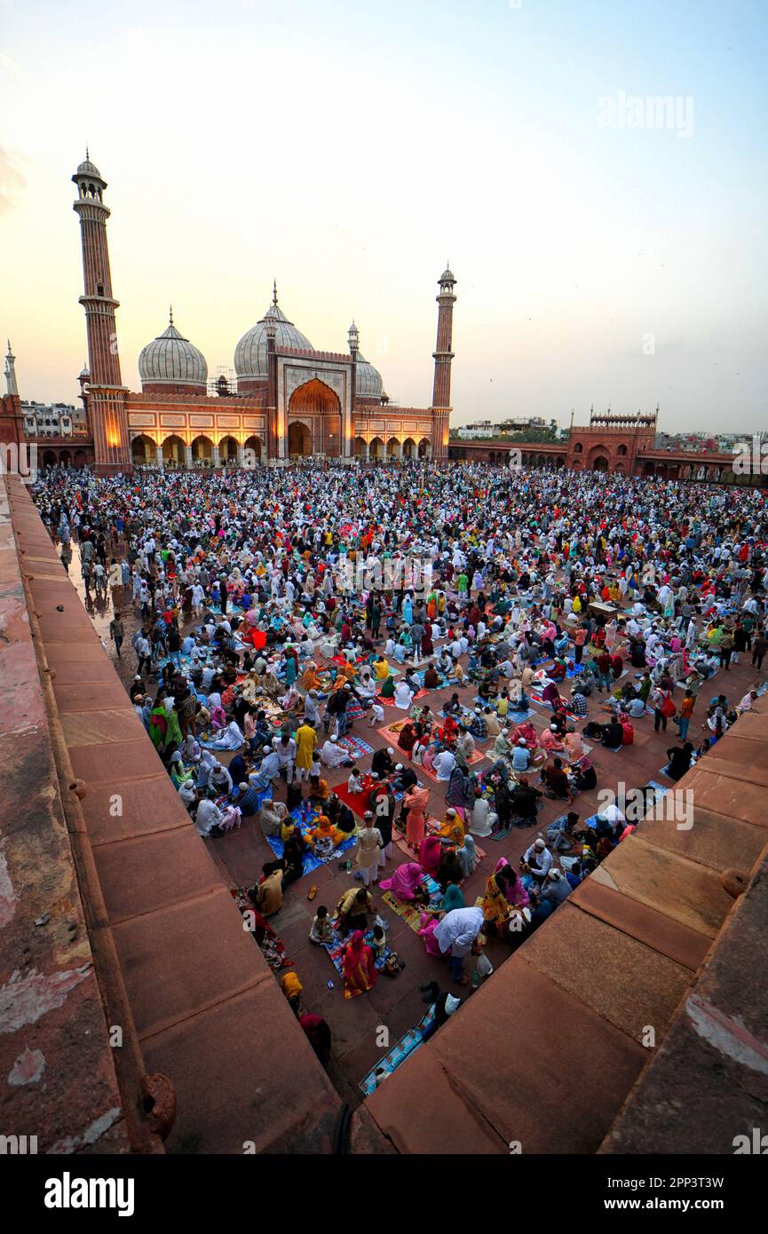 Moslems-Anhänger versammeln sich am letzten Freitag des heiligen Monats Ramadan im Jama Masjid in Delhi zu Iftar.Indien sieht Halbmond am 21. April Abend und Eid wird am Samstag, den 22. April 2023 gefeiert. Ramadan, auch bekannt als Ramzan, Ramazan oder Ramzaan, ist der heiligste Monat im Islam und der neunte Monat des islamischen Kalenders, der von Muslimen mit viel Pomp und Pracht gefeiert wird. Während dieser Zeit verzichten Muslime auf Essen, Trinken, Rauchen und böse Gedanken und Handlungen von morgens bis abends, während sie zwischen Sonnenaufgang und Sonnenuntergang ein schnelles Tempo beobachten und es dann mit Familie und Freund brechen Stockfoto