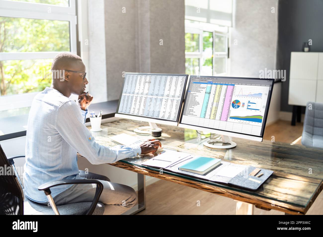 Afro American Business Desktop Mit Grafiken Auf Dem Computer Stockfoto
