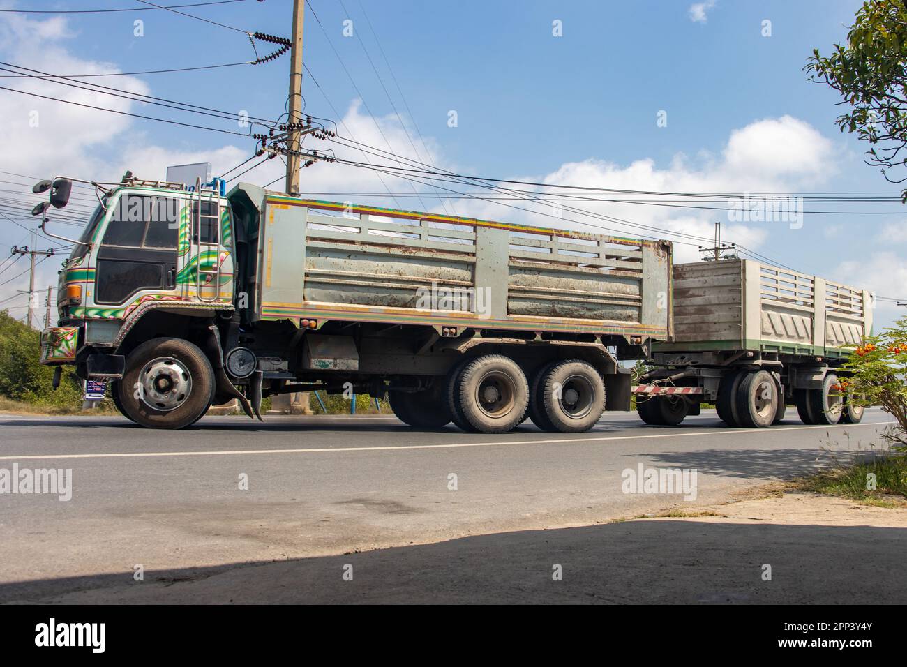 BANGKOK, THAILAND, MÄRZ 24 2023, Ein Lkw mit Auflieger biegt auf eine Seitenstraße ab Stockfoto