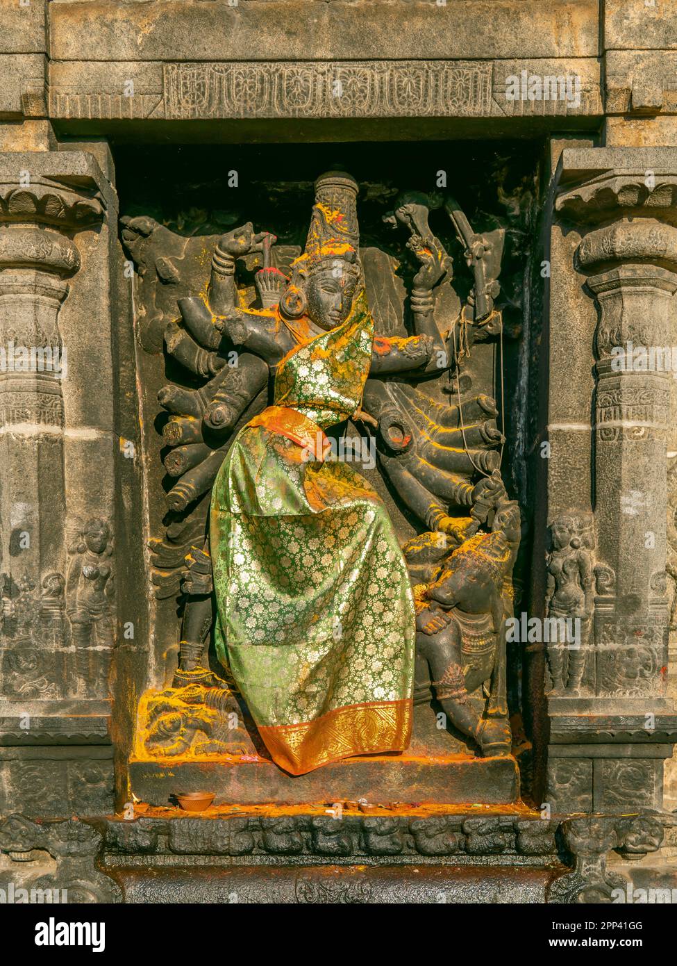 Antike Statue von Durga Mahishasuramardini. Durga tötete den Buffalo-Dämon mit ihrer Trizent-Tishula-Waffe. Hindugöttin mit acht Händen. Stockfoto