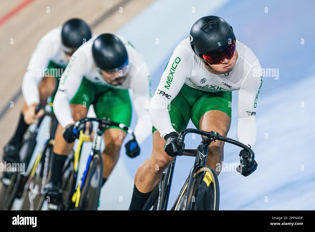 Ontario, Kanada. 21. April 2023. Foto von Alex Whitehead/SWpix.com - 21/04/2023 - Radfahren - Tissot UCI Track Nations Cup, Runde 3: Milton - Mattamy National Cycling Centre, Ontario, Kanada - Men's Team Sprint Qualifying - Mexico’s Jafet Emmanuel Lopez Gonzaga, Edgar Verdugo Osuna, Juan Ruiz Teran Credit: SWpix/Alamy Live News Stockfoto