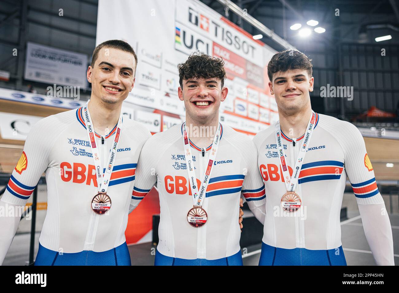 Ontario, Kanada. 21. April 2023. Foto von Alex Whitehead/SWpix.com - 21/04/2023 - Radfahren - Tissot UCI Track Nations Cup, Runde 3: Milton - Mattamy National Cycling Centre, Ontario, Kanada - Men's Team Sprint Final Podium - Bronze: Great Britain’s Ed Lowe, Hayden Norris, Harry Ledingham-Horn Credit: SWpix/Alamy Live News Stockfoto